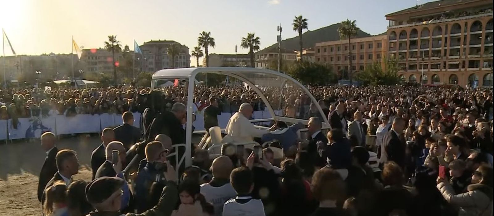 El Papa, a su llegada a la plaza de Austerlitz