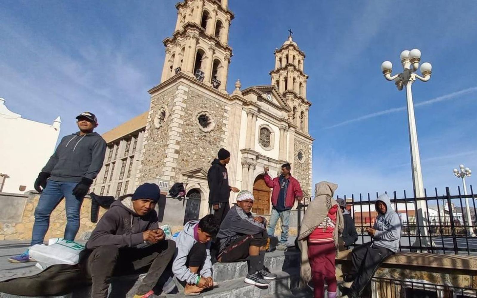 Denuncian que policías entran a Catedral de Ciudad Juárez por migrantes