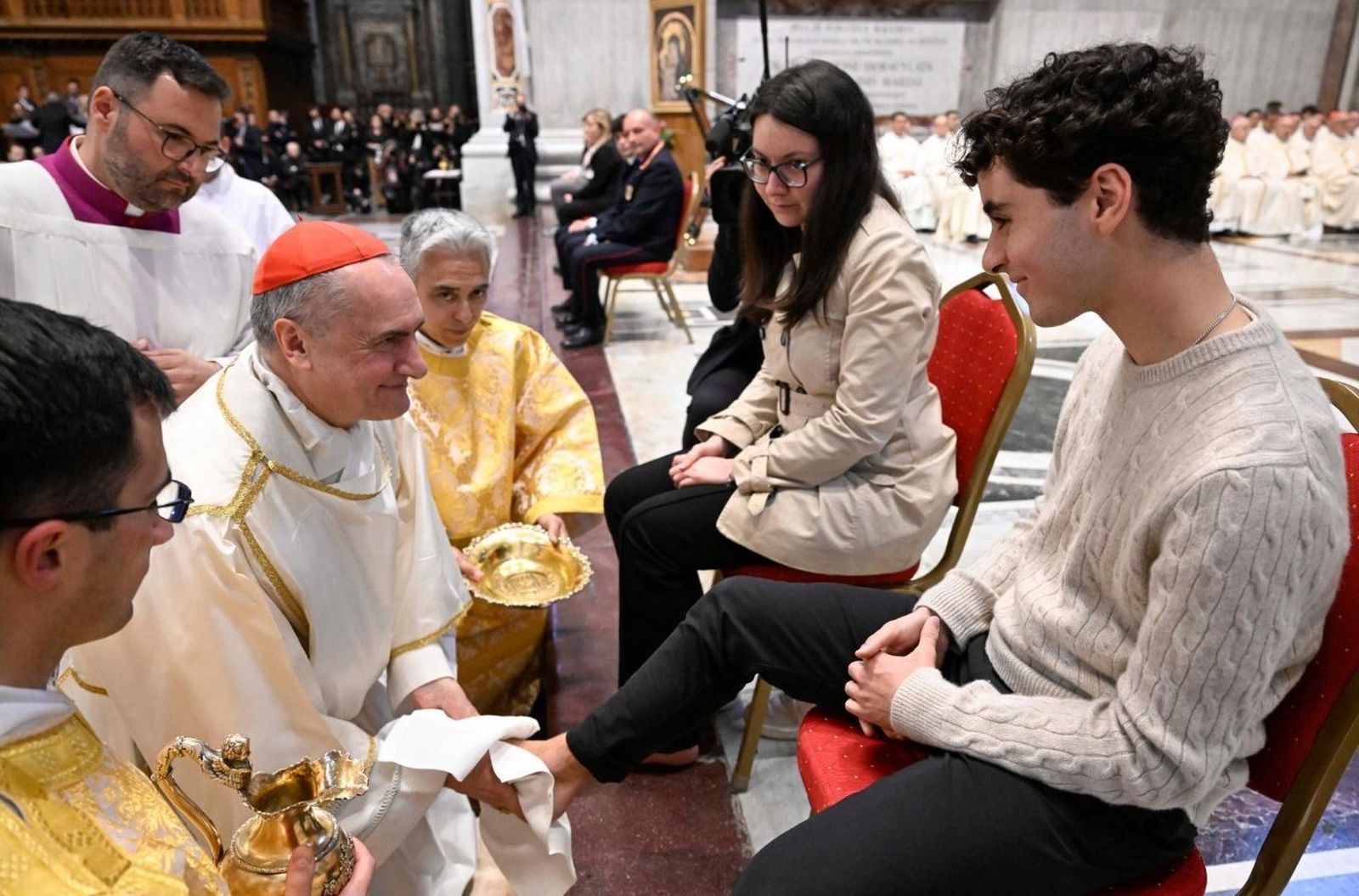 Gambetti, lavando los pies en San Pedro