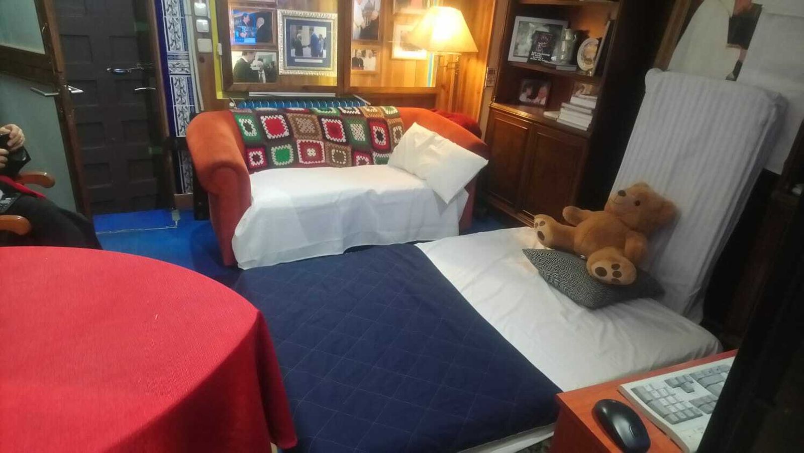 El despacho del padre Ángel, abierto para familias sin techo