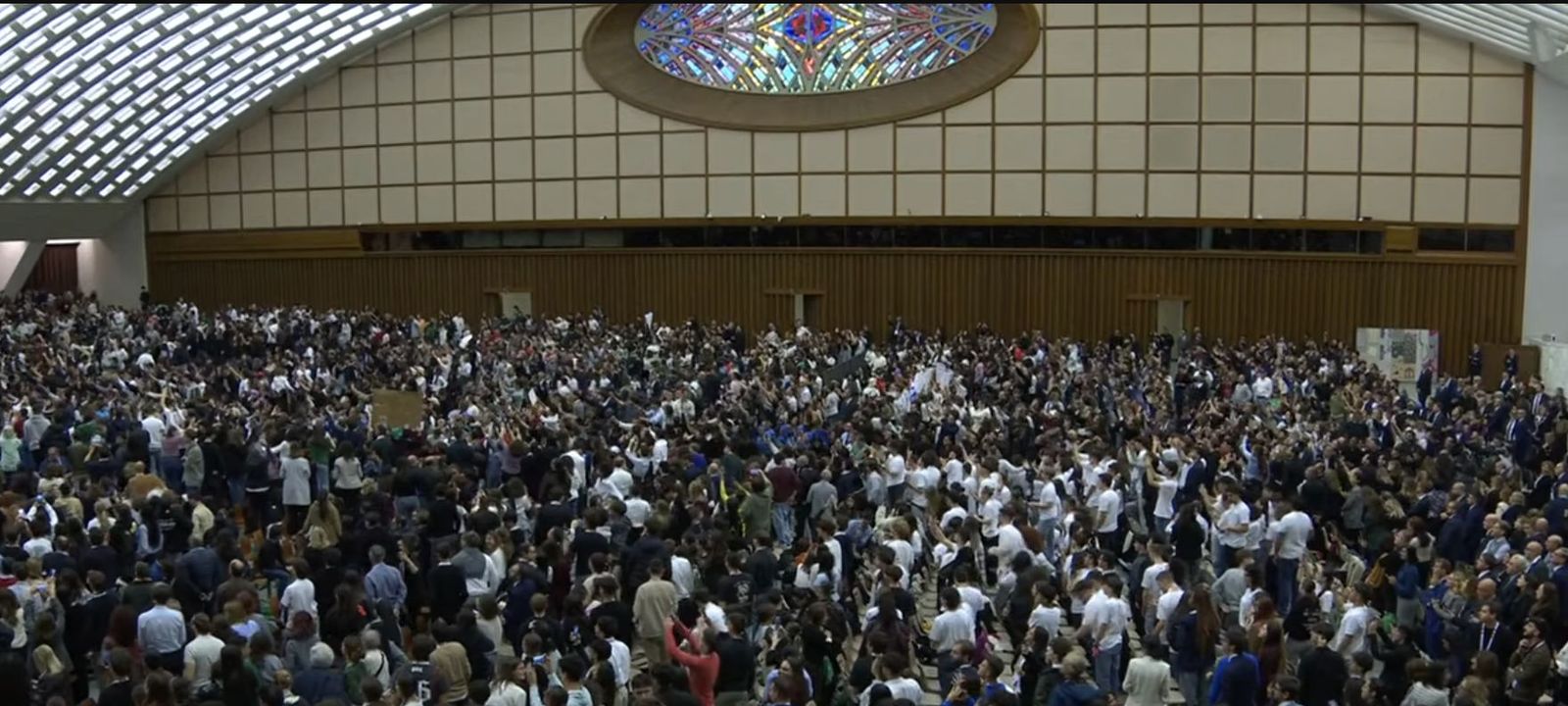 El Aula Pablo VI, repleta