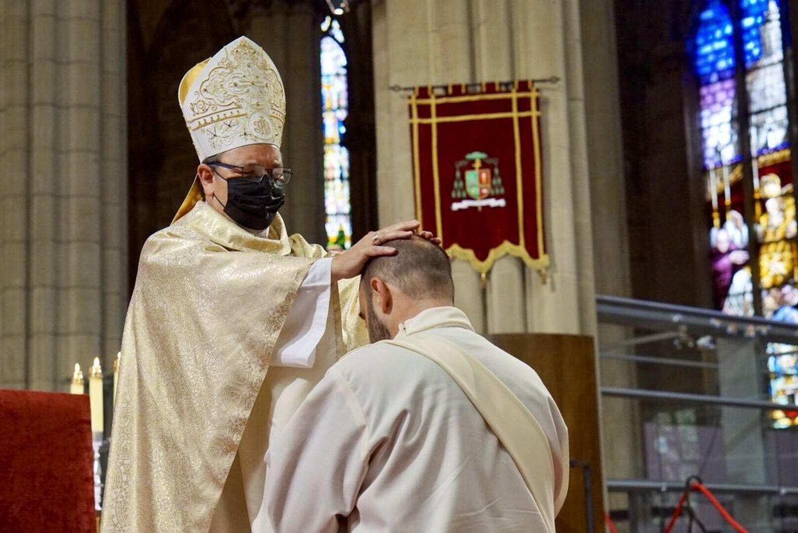 El obispo de Vitoria ordena al sacerdote