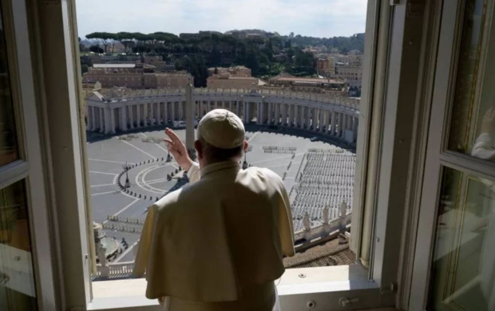 El Papa bendice la Plaza de San Pedro vacía