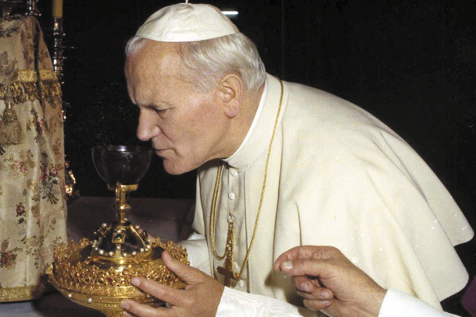 San Juan Pablo II veneró el Santo Cáliz en la Catedral y oró ante la Virgen de los Desamparados durante su visita a Valencia en 1982