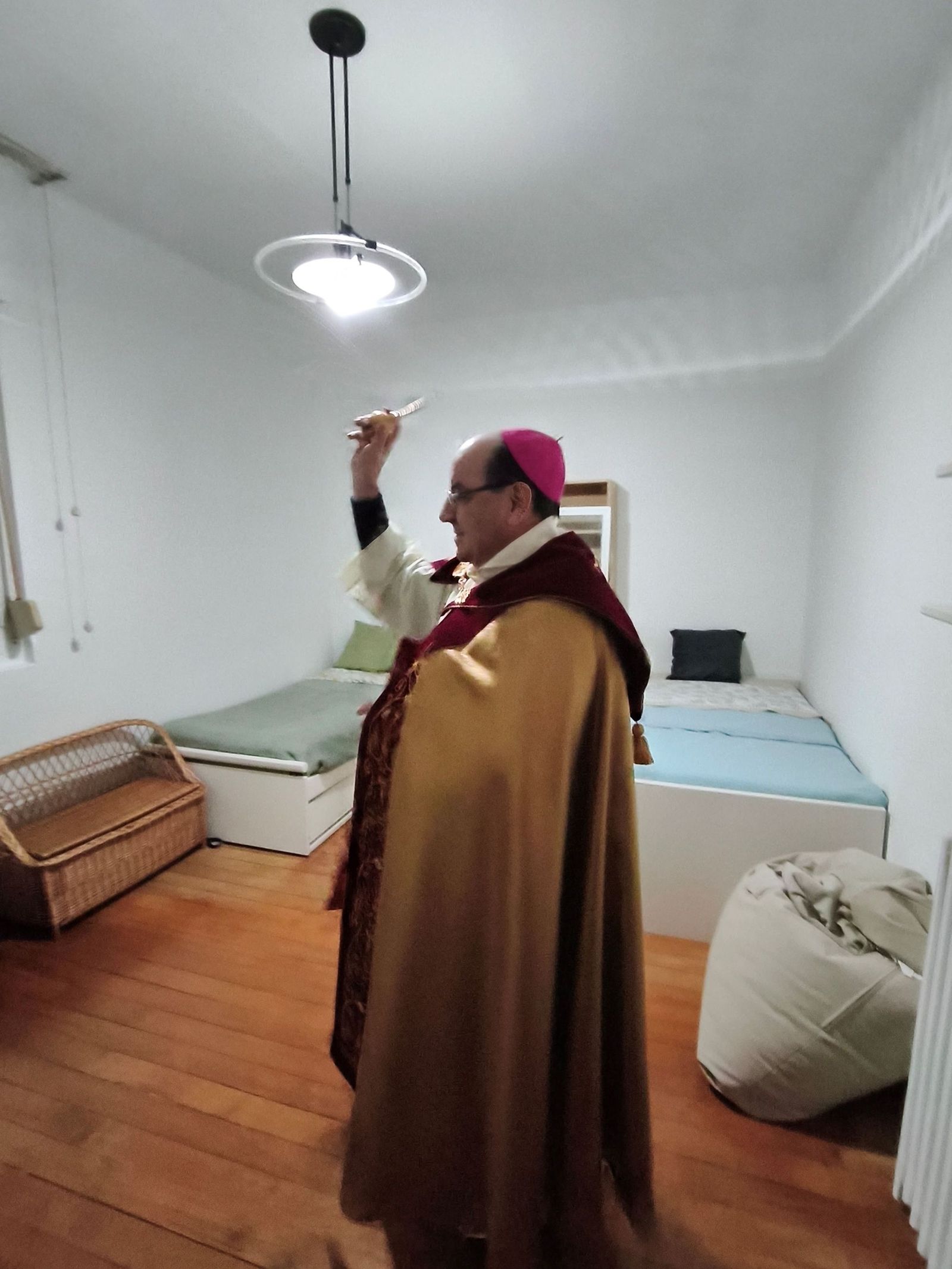 El arzobispo bendice el piso de las mujeres víctimas de la trata