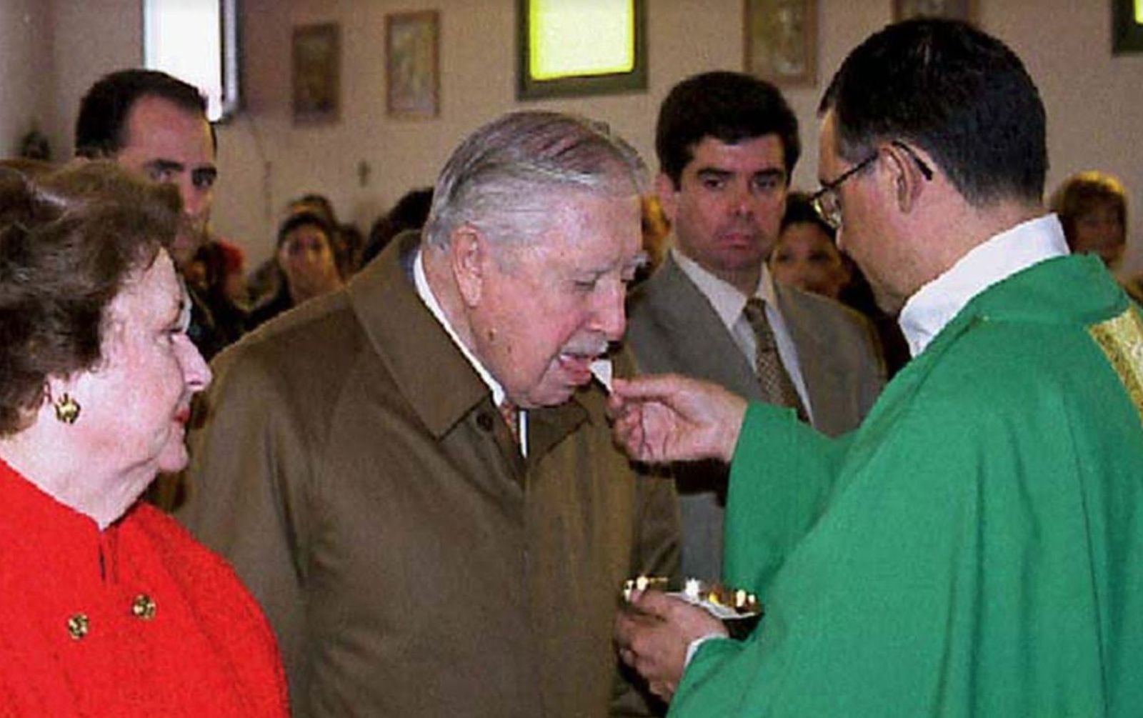 Pinochet, comulgando