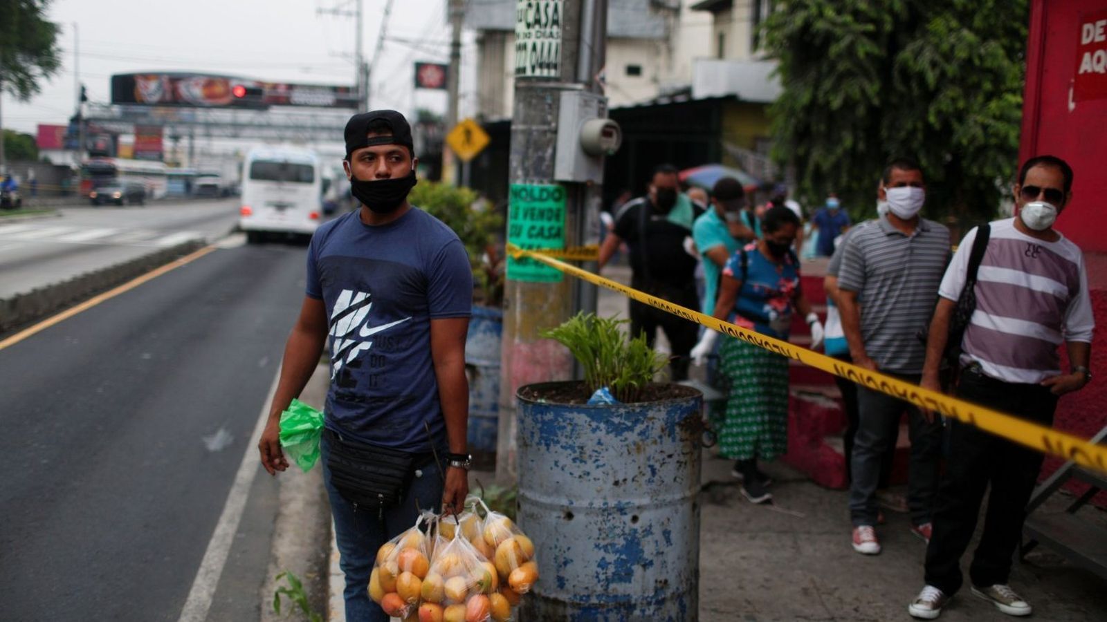 Un joven sobrevive vendiendo fruta en El Savador