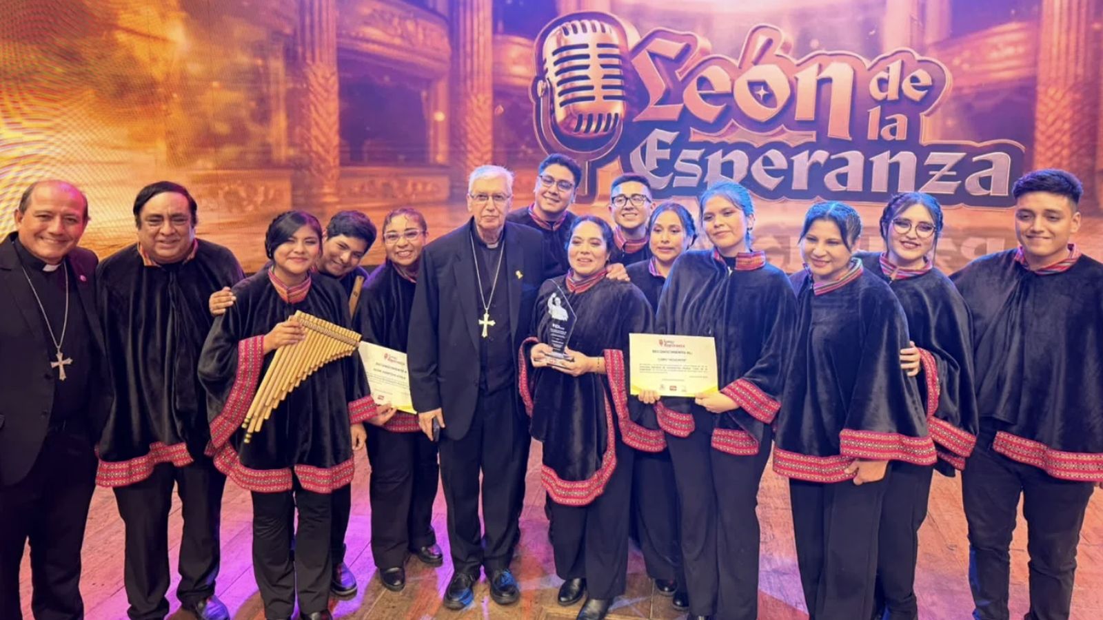 Castillo, con los ganadores del concurso