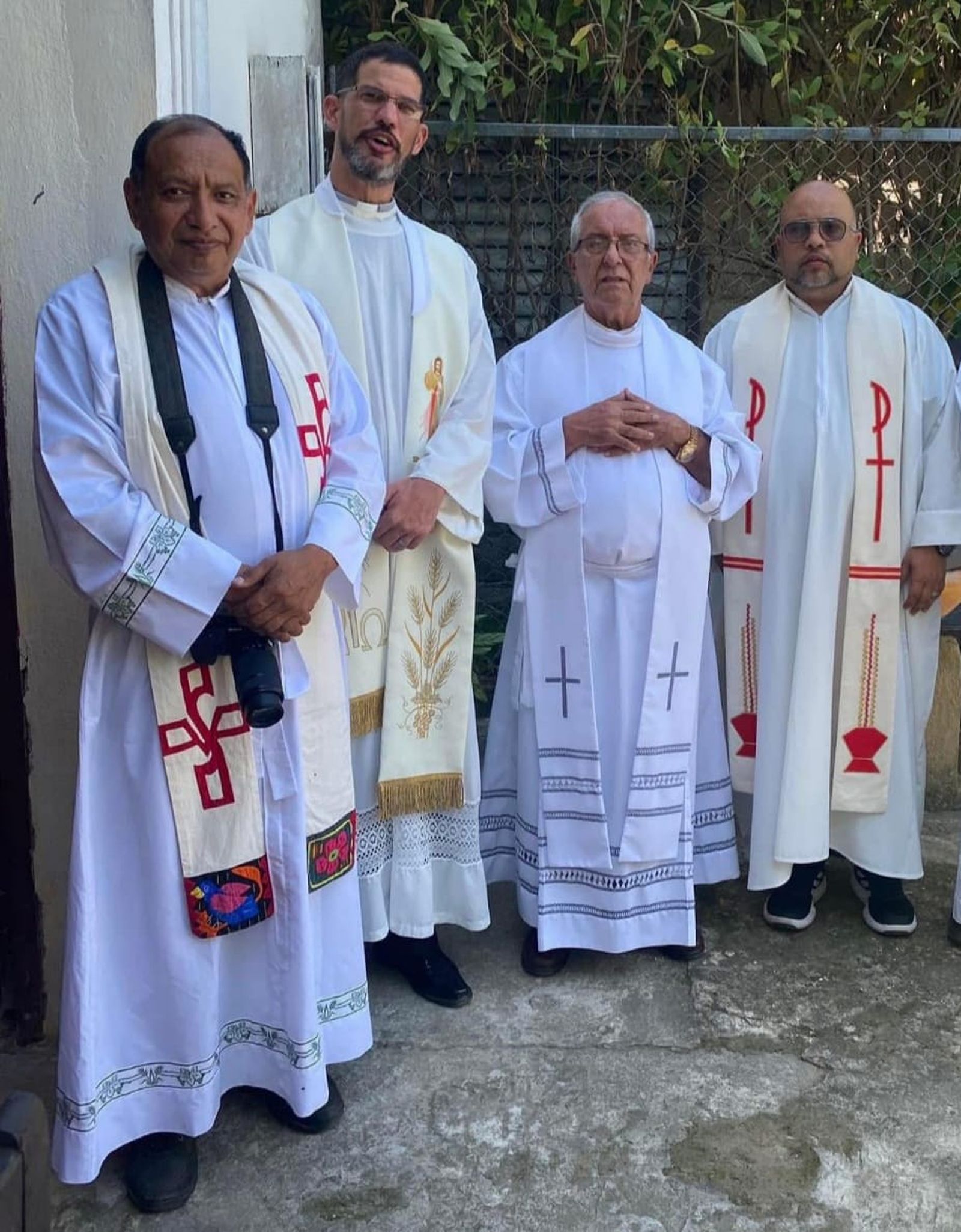 Padre Pepe con la cámara es el primero