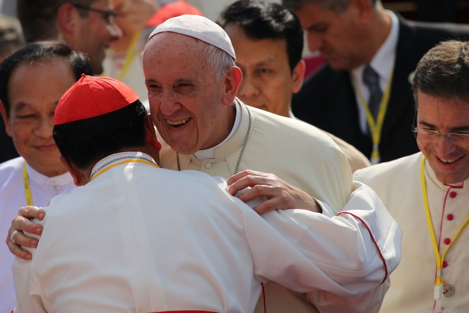 El cardenal Bo abraza al Papa