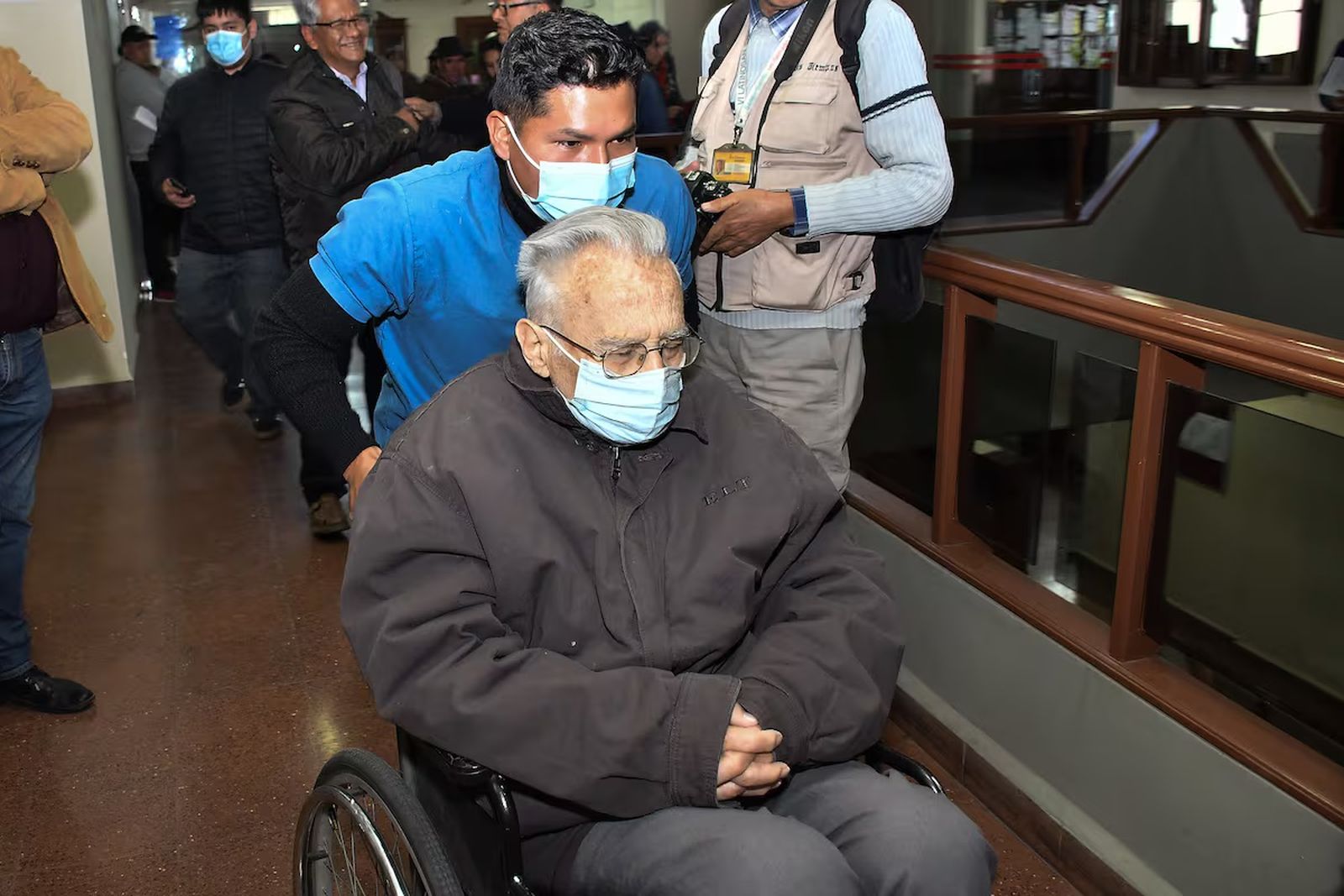 El exprovincial jesuita Ramón Alaix sale de una audiencia en Cochabamba (Bolivia) en 2025 en la causa que investigó el encubrimiento de la Compañía de Jesús del pederasta español Alfonso Pedrajas