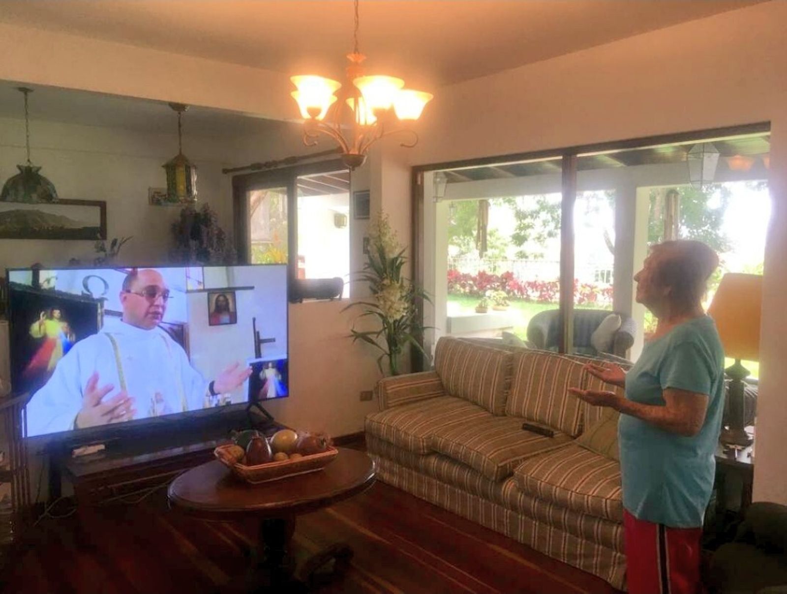 Apolonia siguiendo los programas de su parroquia en Caracas