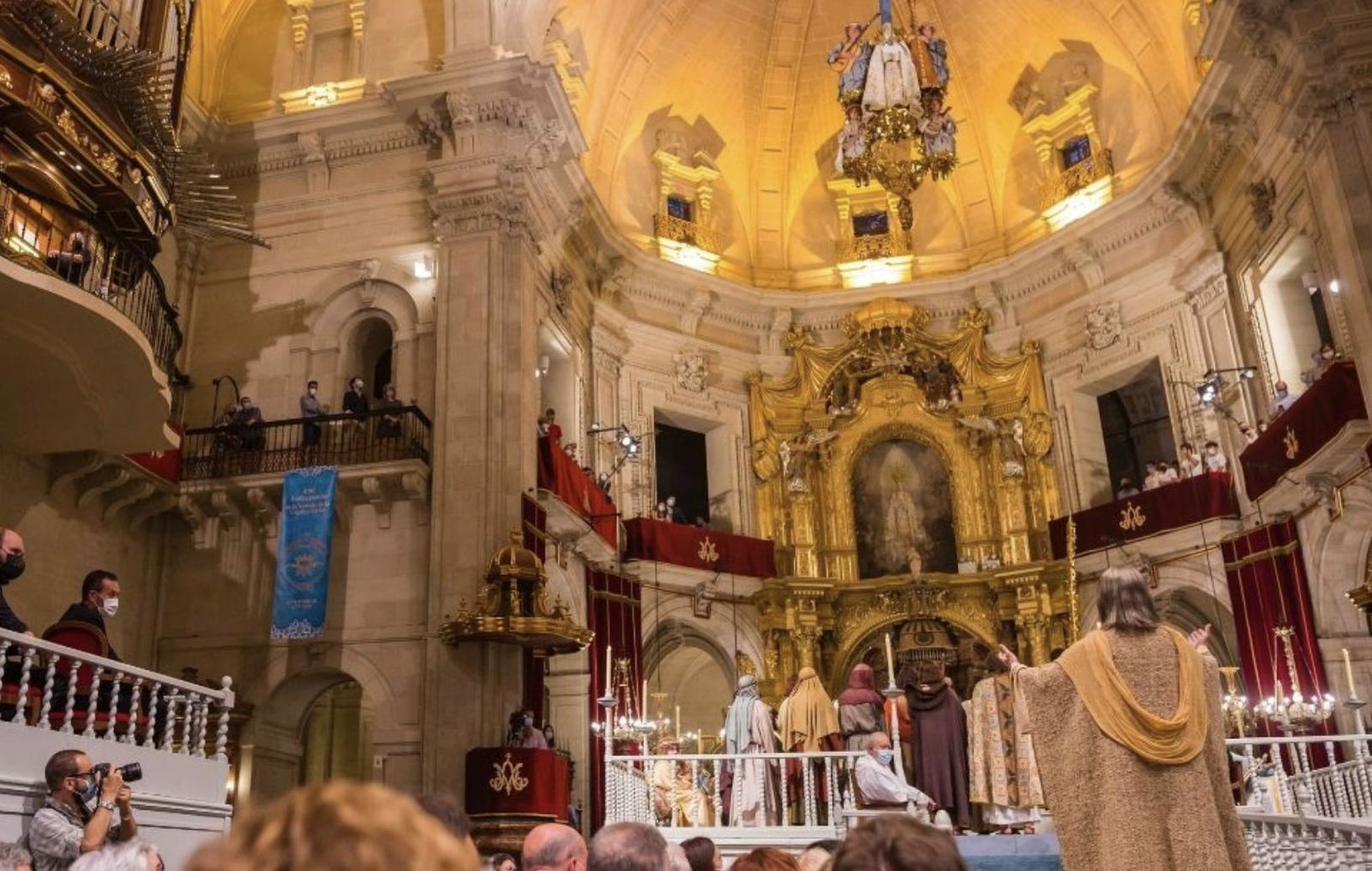Interior de la basílica durante el célebre 'Misteri'