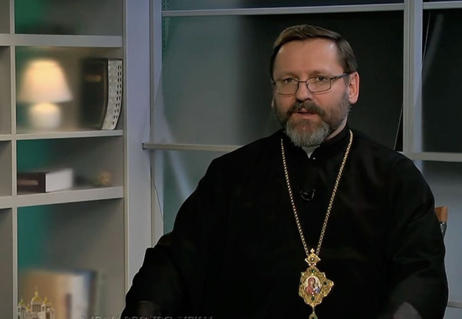 El arzobispo Shevchuk durante la emisión de su video diario