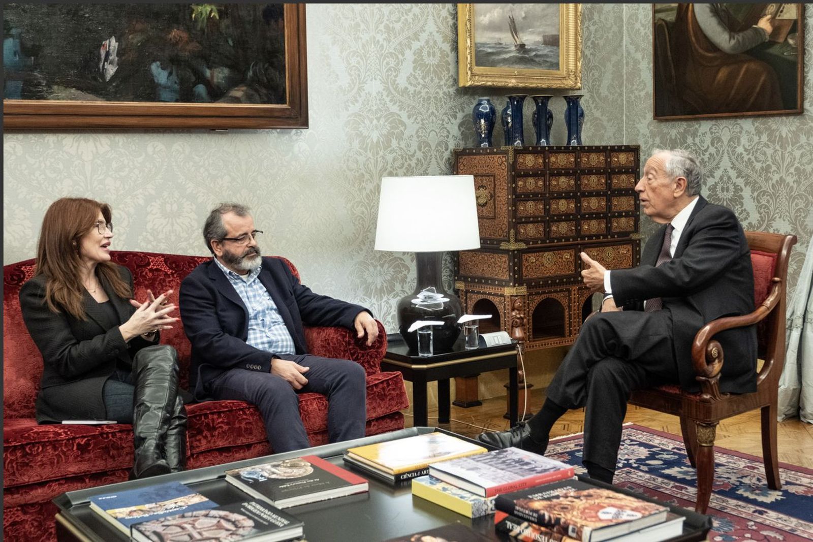 Representantes de las víctimas de abusos, con el presidente de Portugal, Marcelo Rebelo