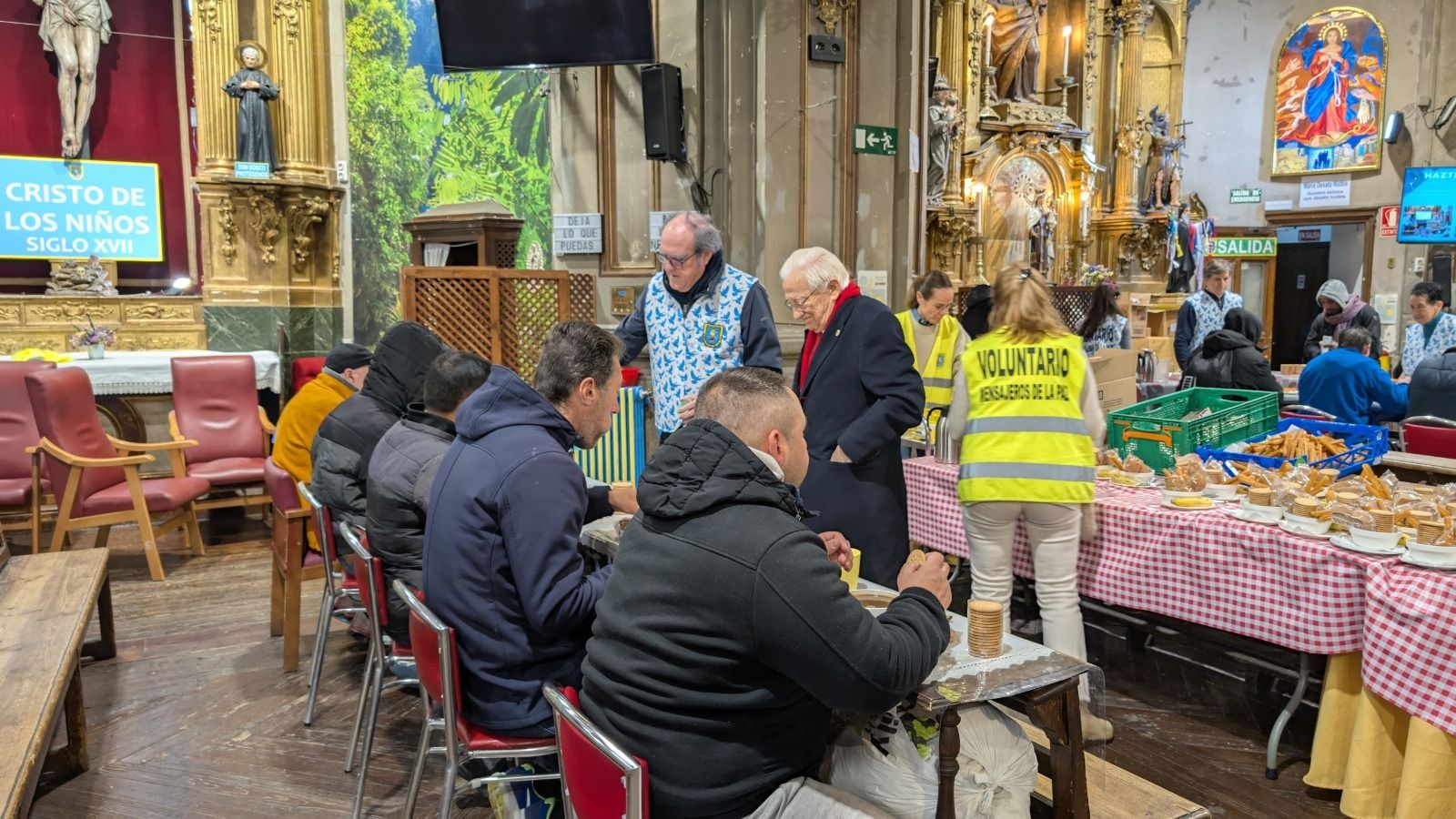 El Defensor del Pueblo, con el padre Ángel, en San Antón