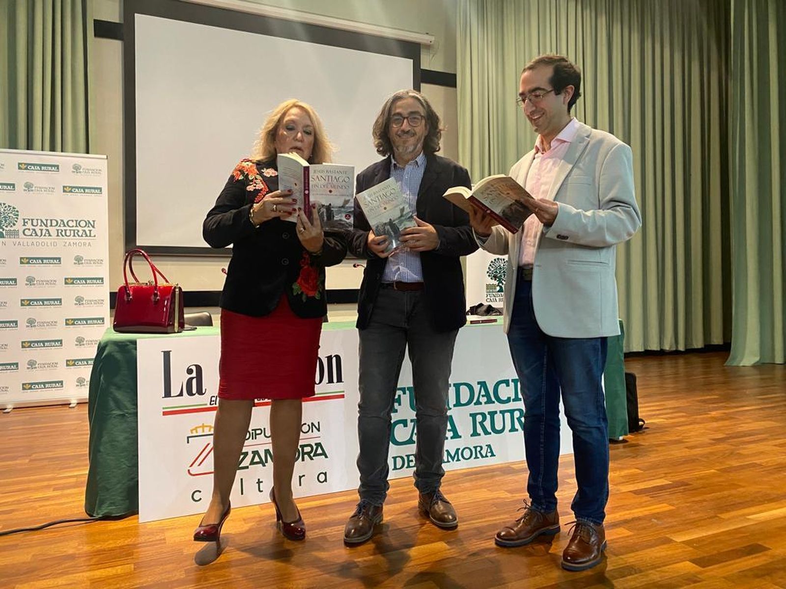 Bastante, flanqueado por Carmen Ferreras y Luis Santamaría