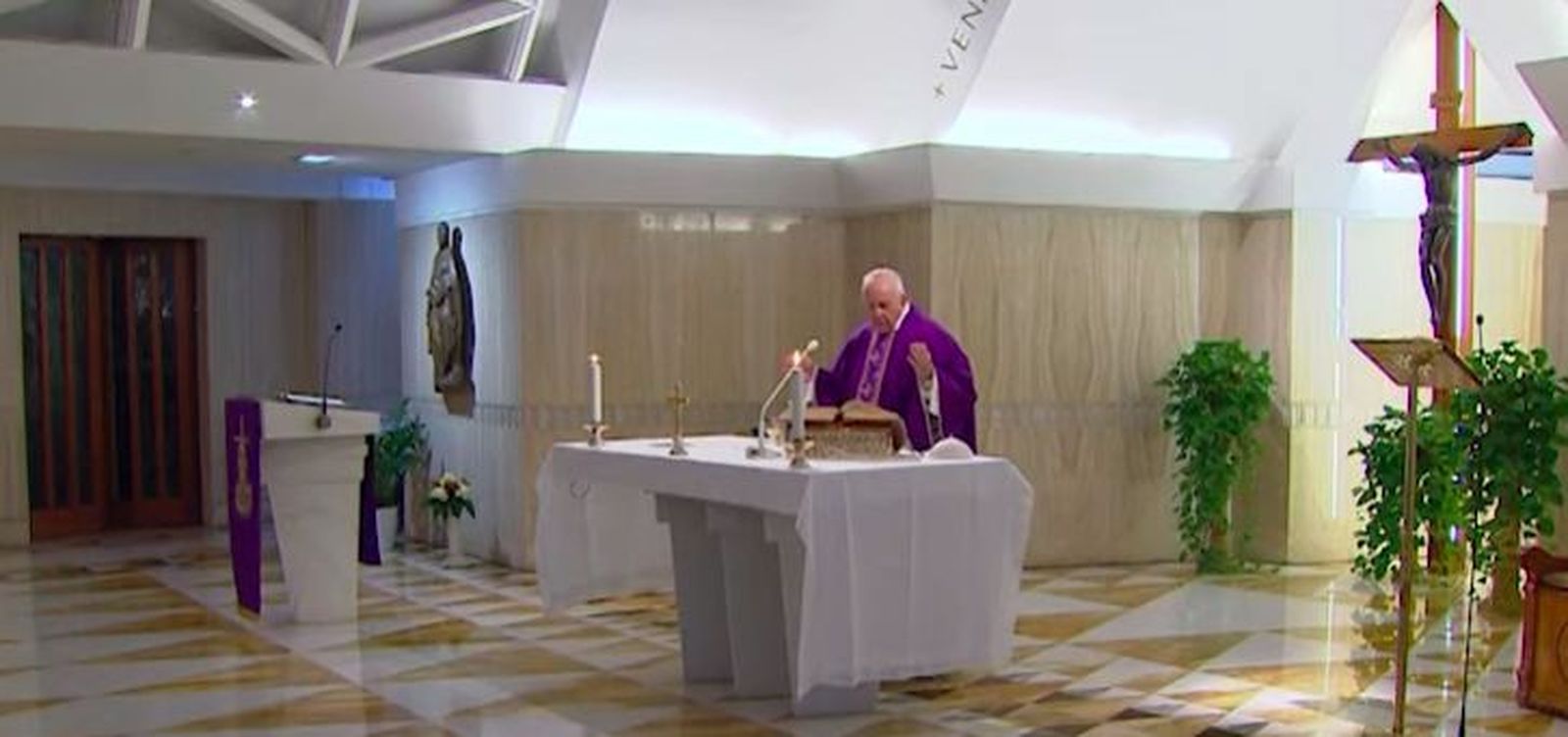 El Papa consagra en Santa Marta