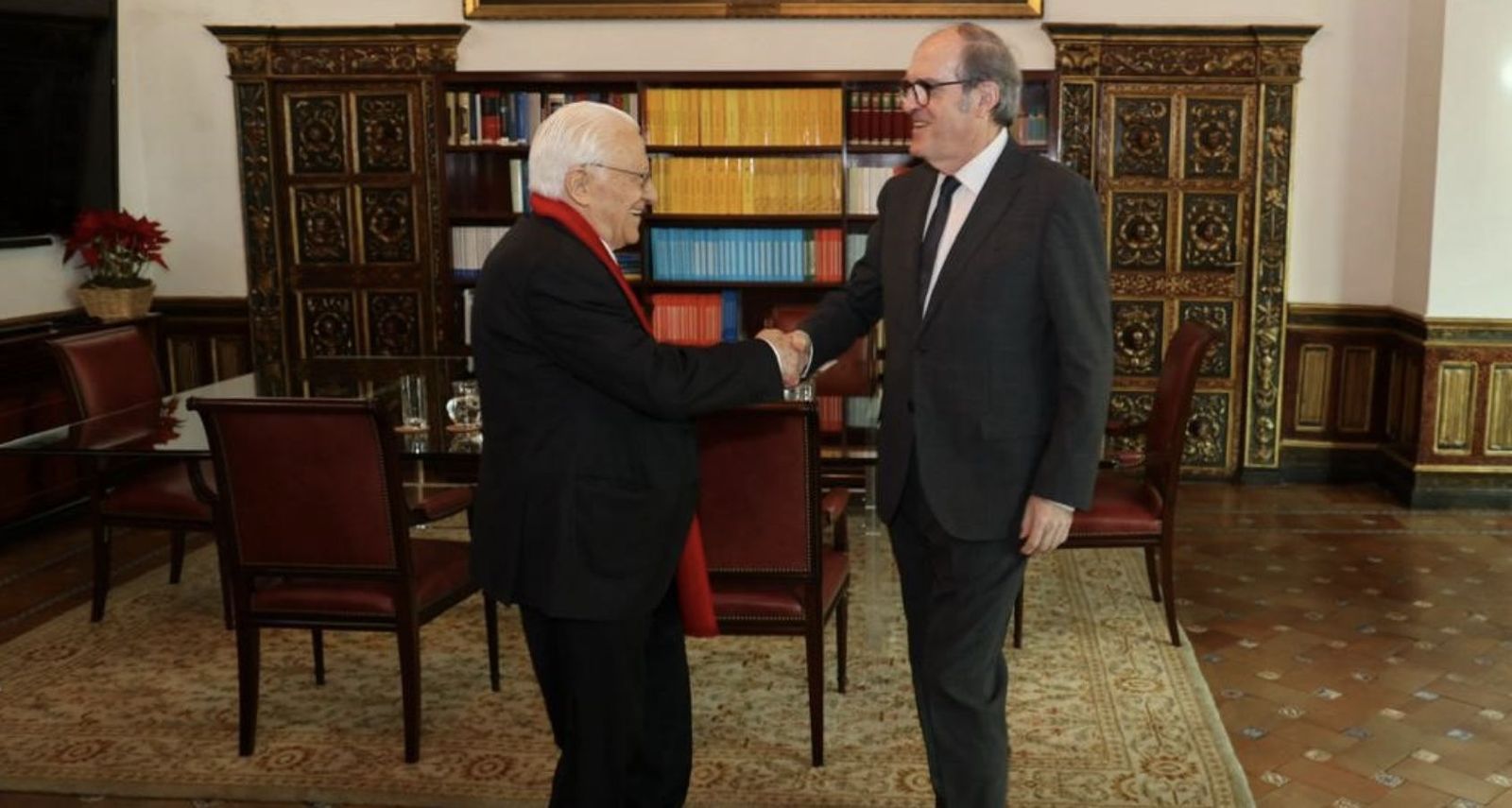 El padre Ángel y el Defensor del Pueblo debaten cómo combatir la pobreza en España