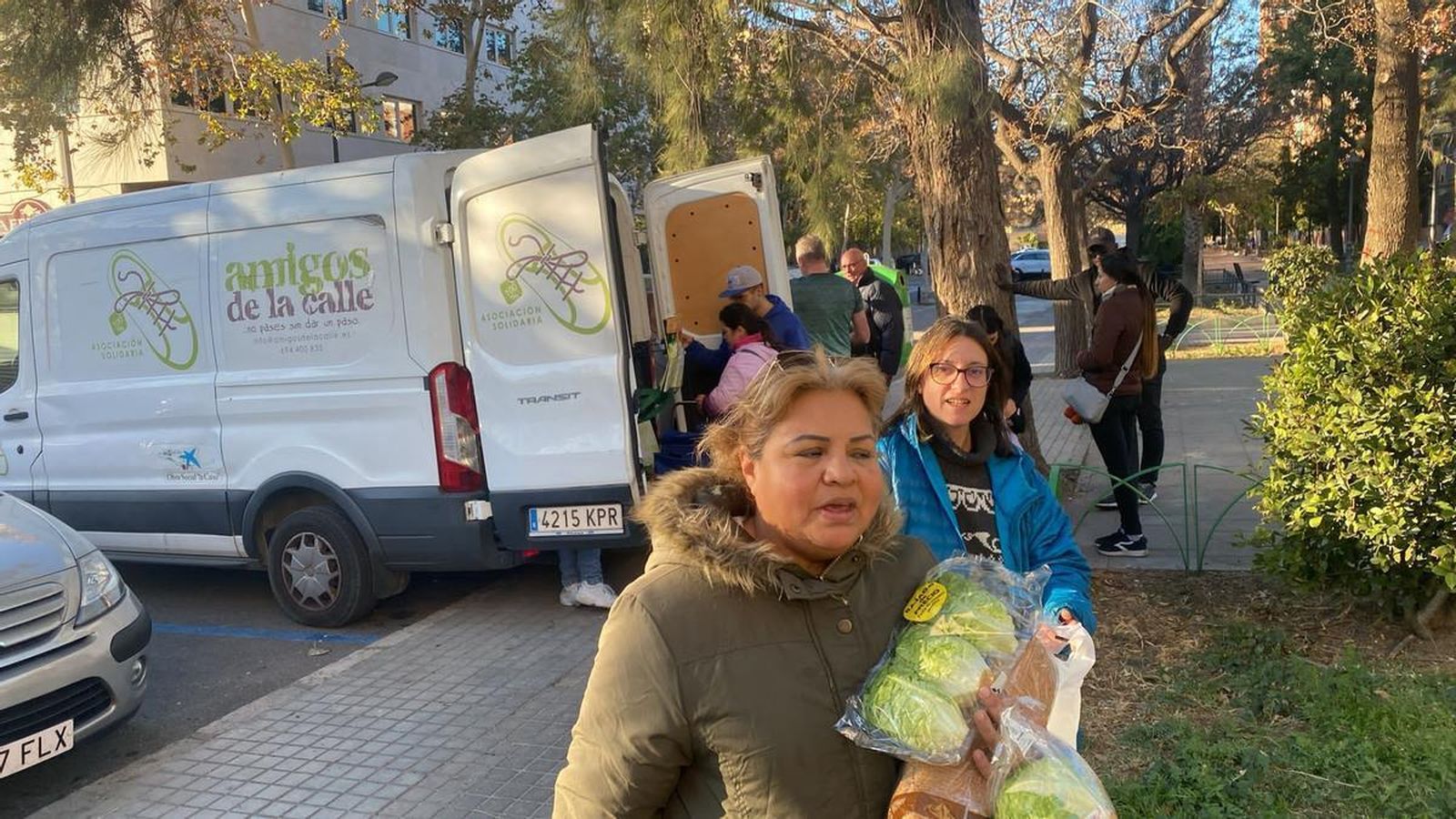 Personas que reciben alimentos de la entidad Amigos de la Calle