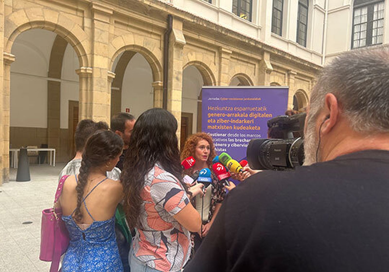 Estíbaliz Linares, directora del proyecto, atendiendo a los medios de comunicación