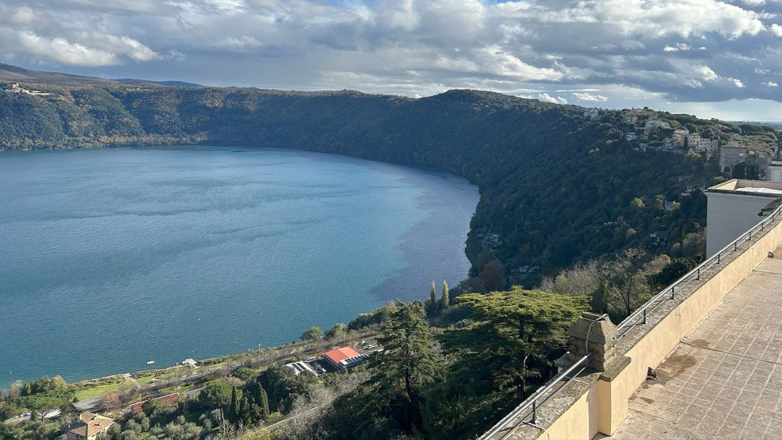 El lago Albano visto desde el Palacio Apostólico de Castel Gandolfo