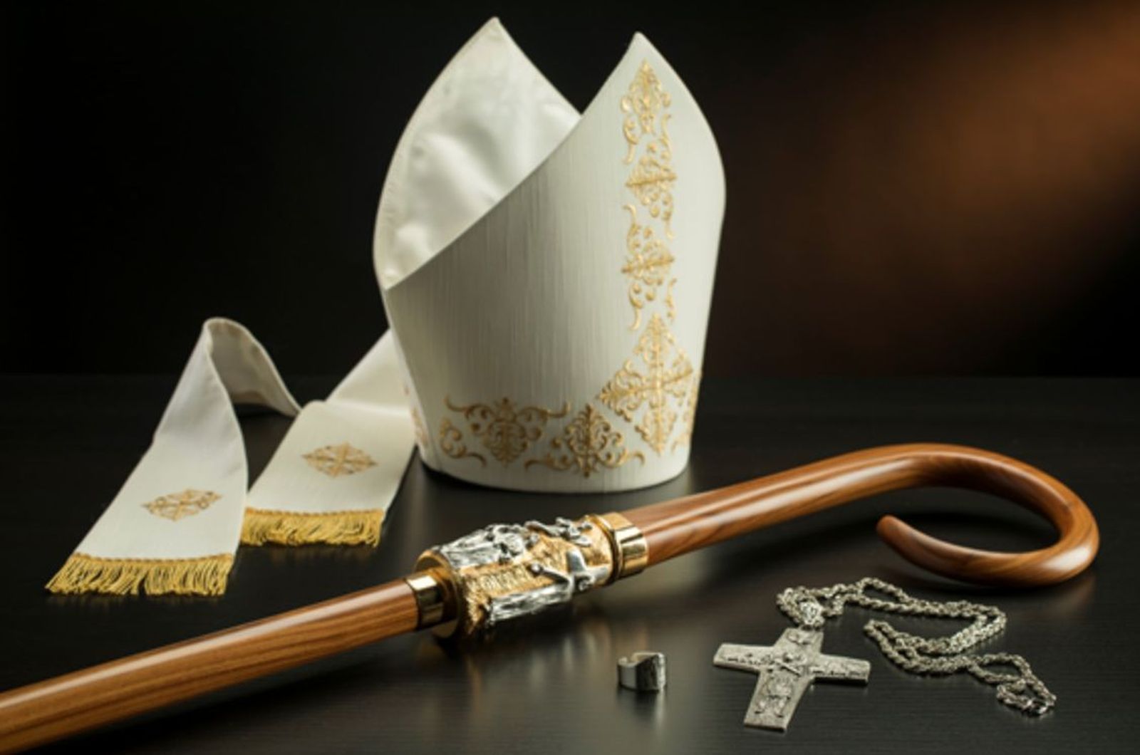 Mitra, báculo, pectoral y anillo episcopales