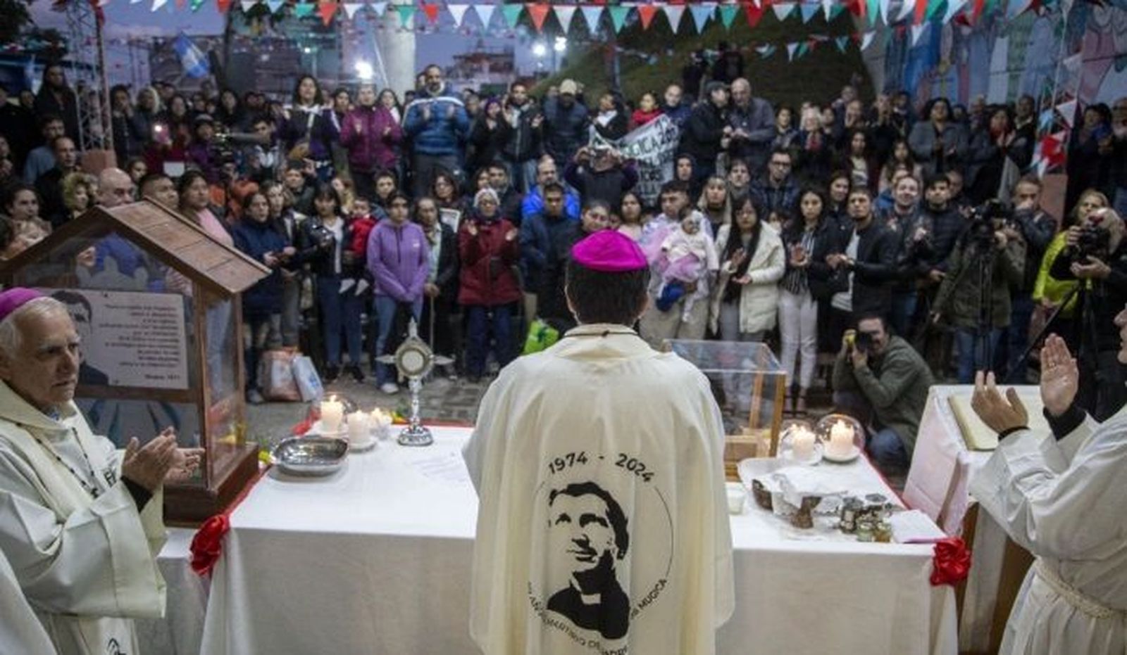 Misa ante la tumba del padre Mugica, en Villa 31