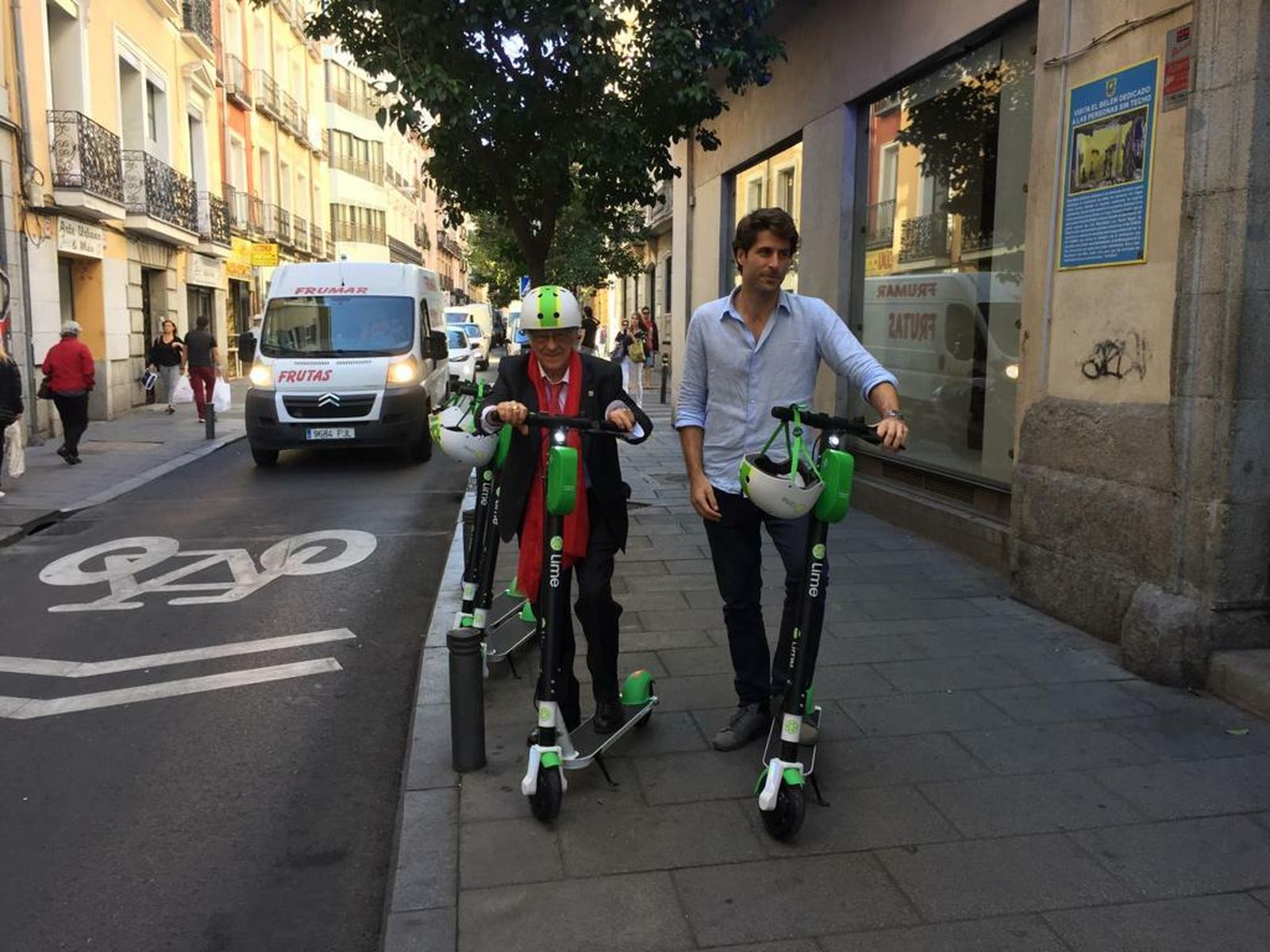 El padre Ángel, montado en el patinete solidario