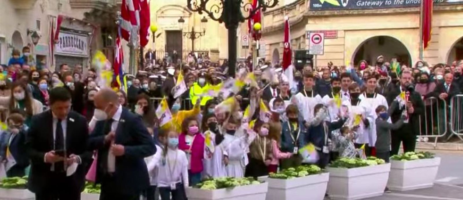 Los fieles, muchos de ellos niños, esperan al Papa en Rabat