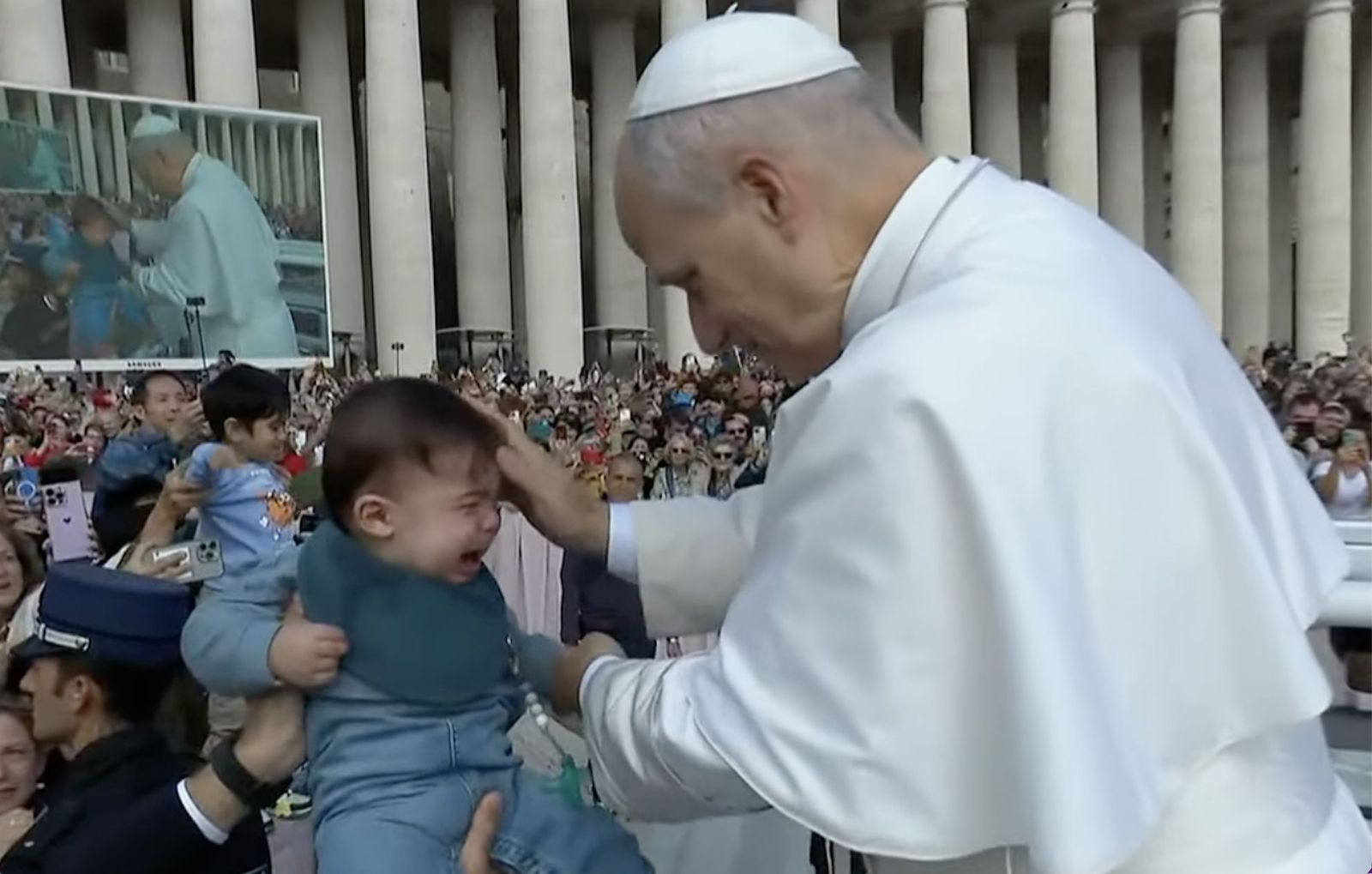 León XIV bendice a un niño
