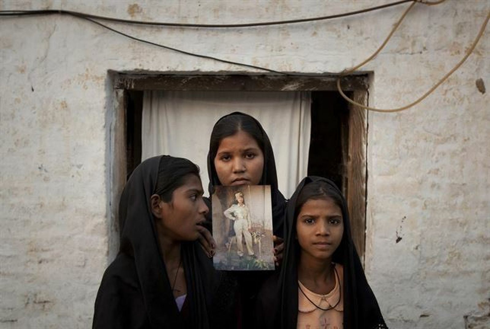 Asia Bibi (centro) en una foto de archivo