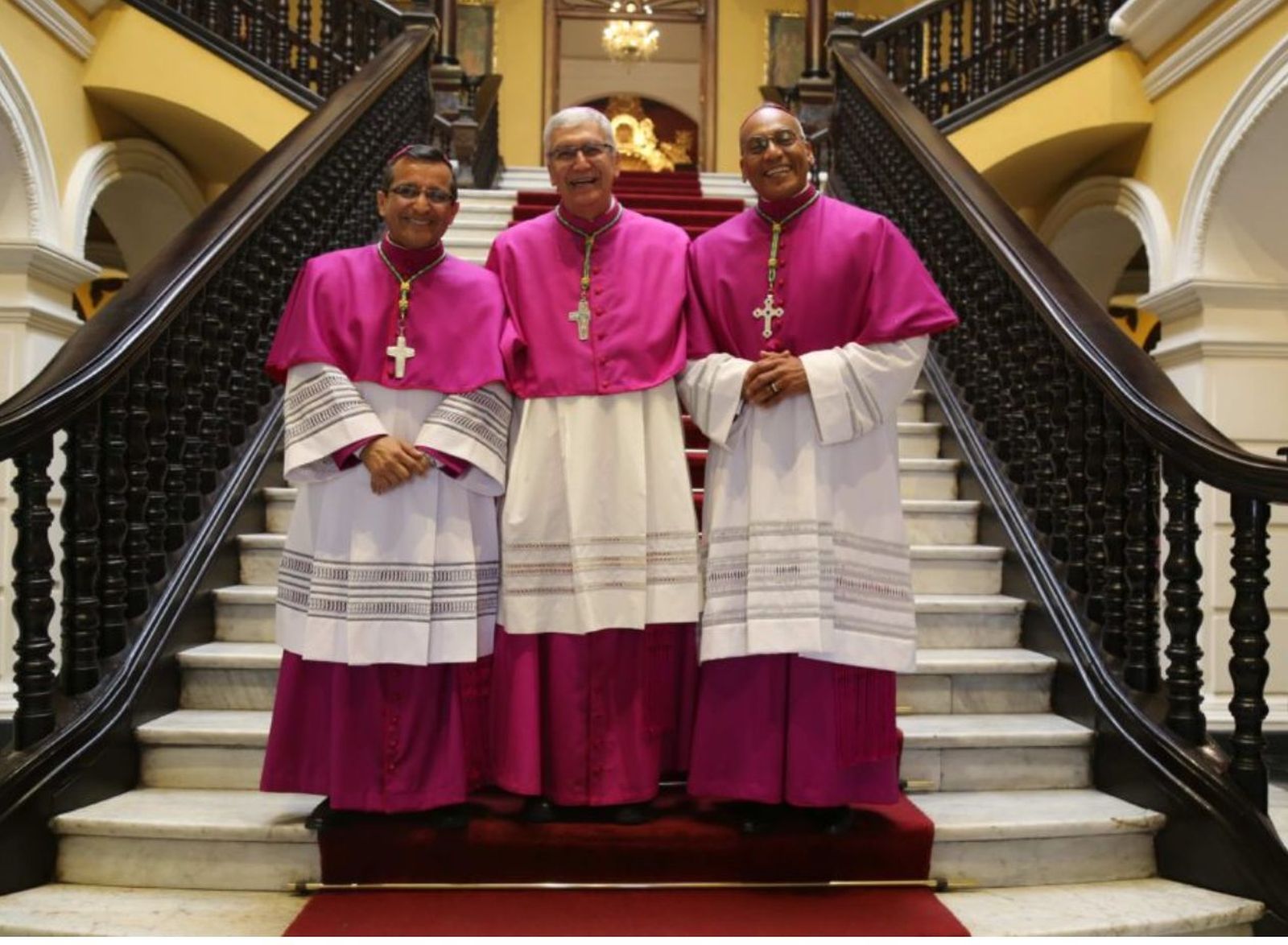 Carlos Castillo con sus dos nuevos auxiliares