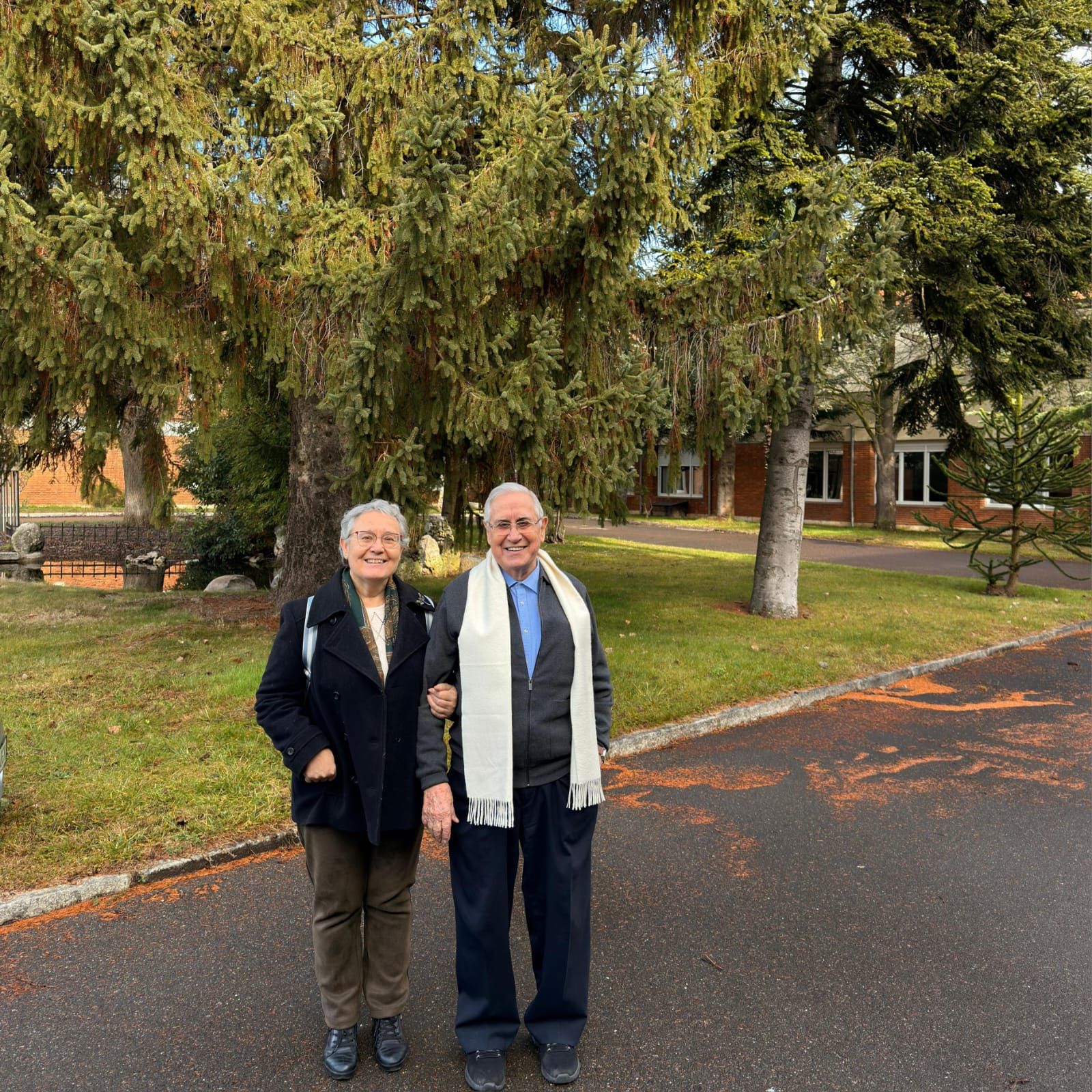 Fray Manuel junto a su sobrina mayor, Rosa María Martínez Uña