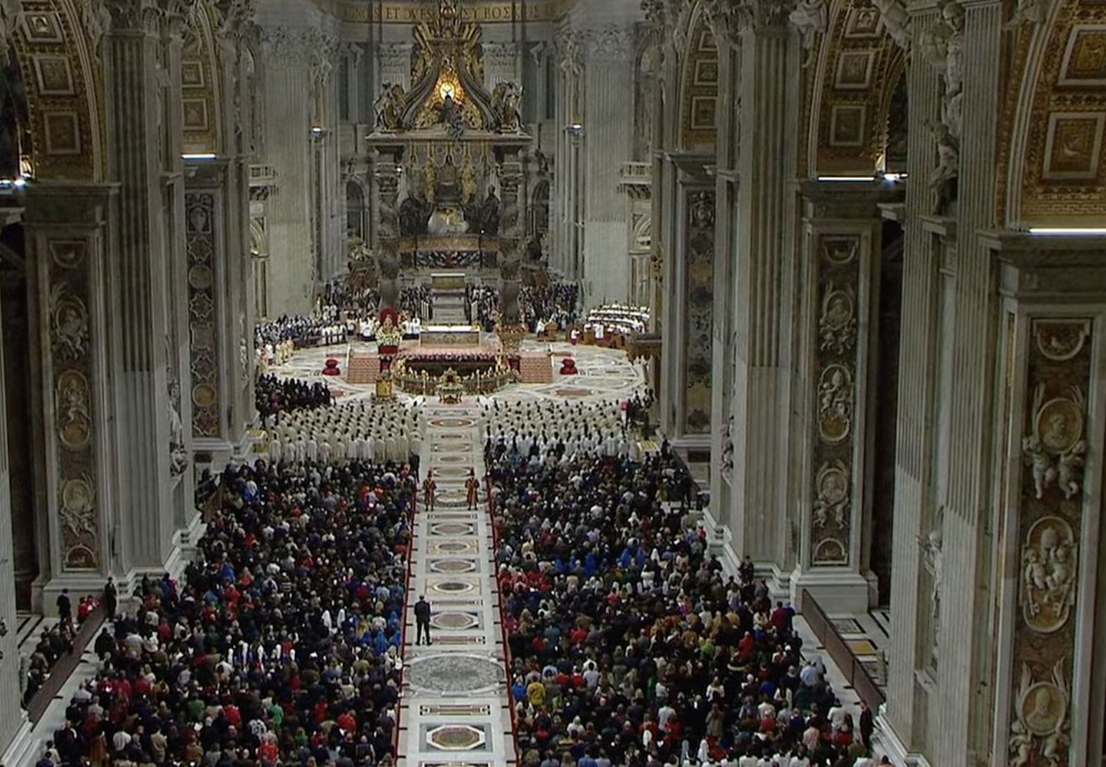 Miles de personas siguieron la ceremonia en la basílica de San Pedro