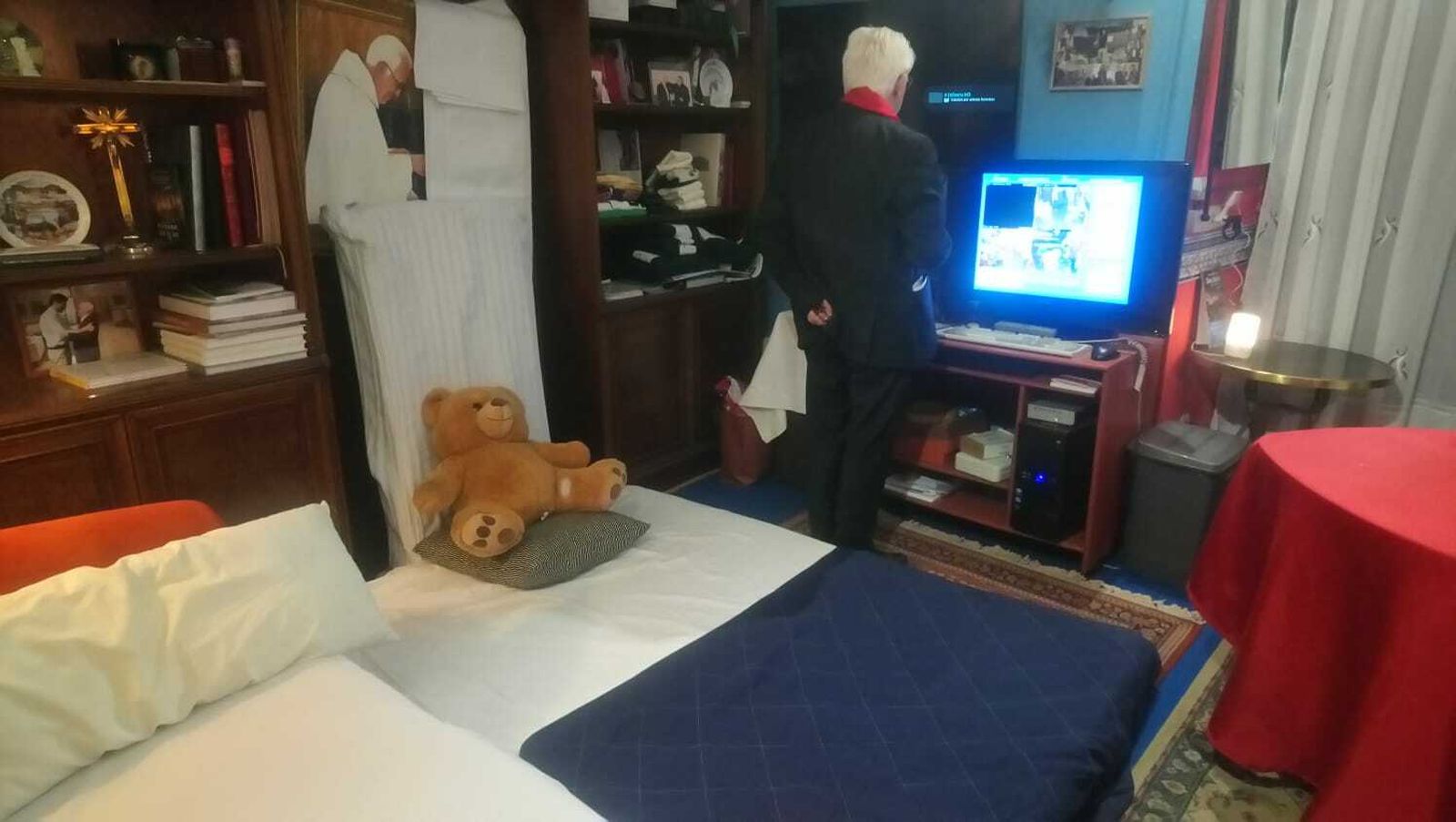 El padre Ángel ofrece su despacho para las familias que duermen al raso