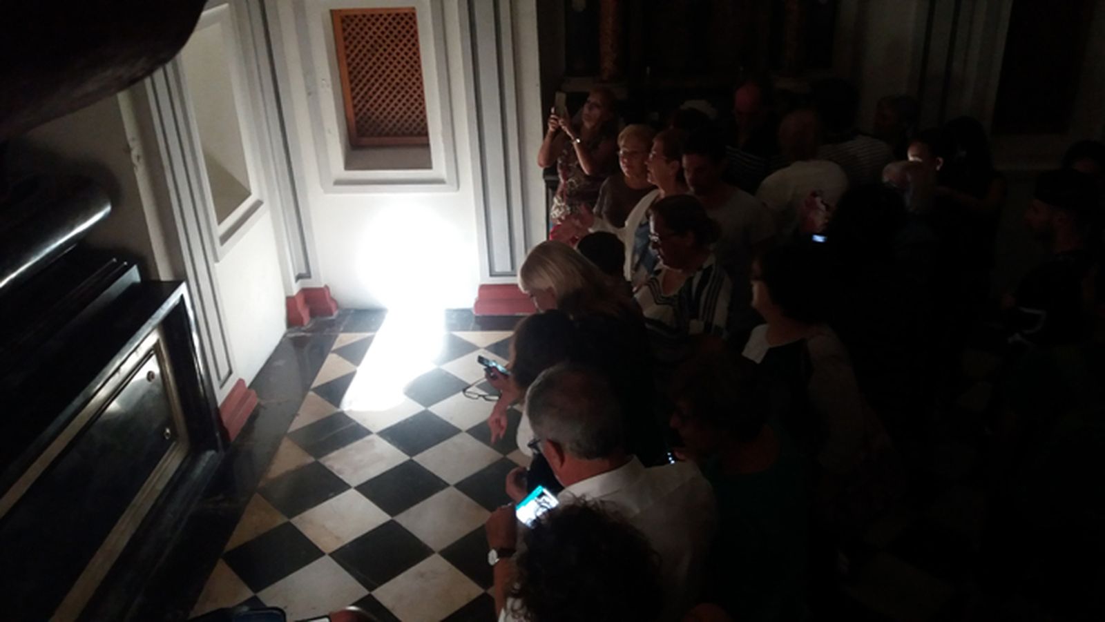 Un rayo de luz marca el lugar secreto de enterramiento de los Duques de Calabria