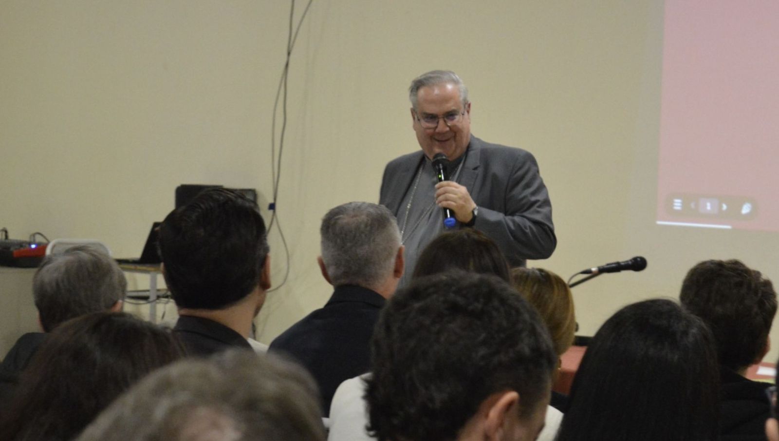 Rossi, con políticos