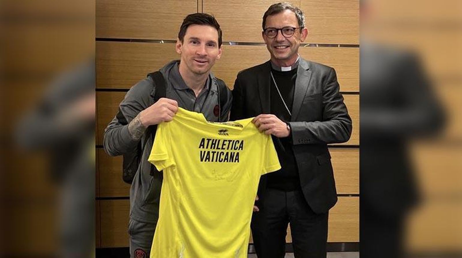 Messi recibe una camiseta firmada por el papa Francisco