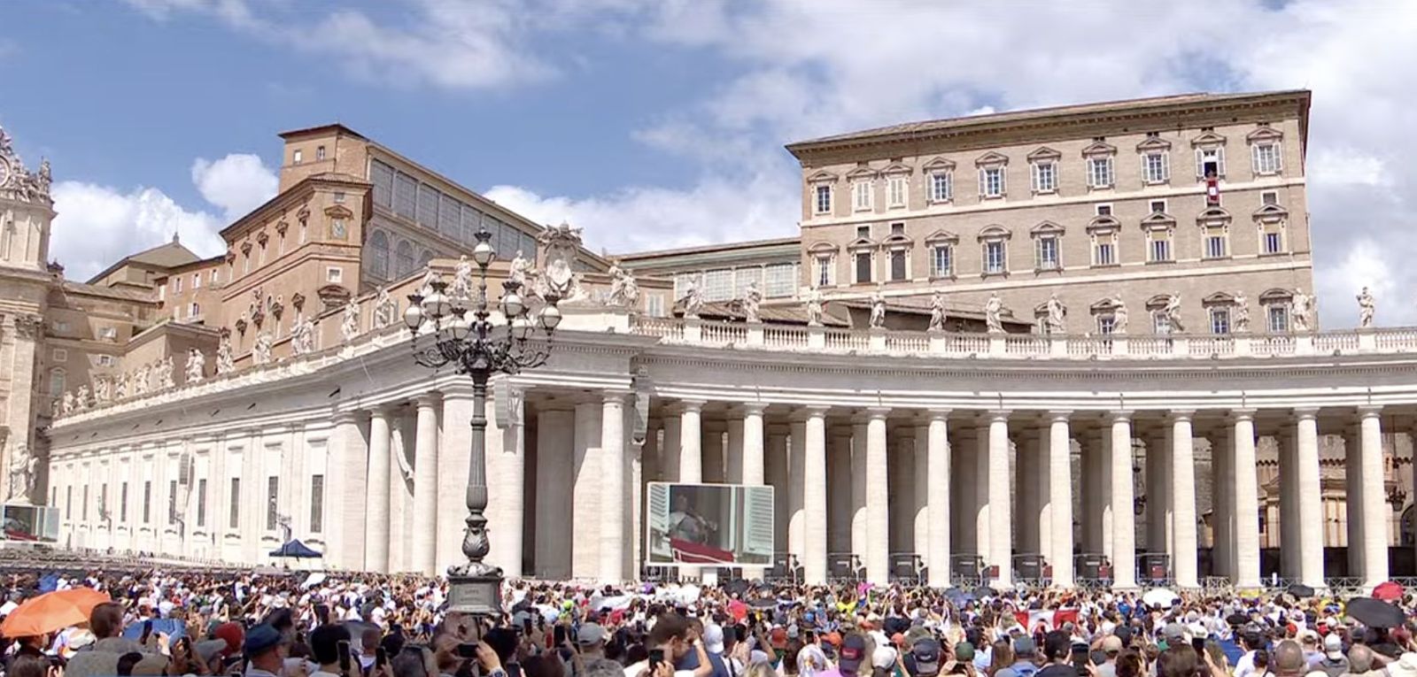 Miles de fieles siguieron el Angelus de León XIV