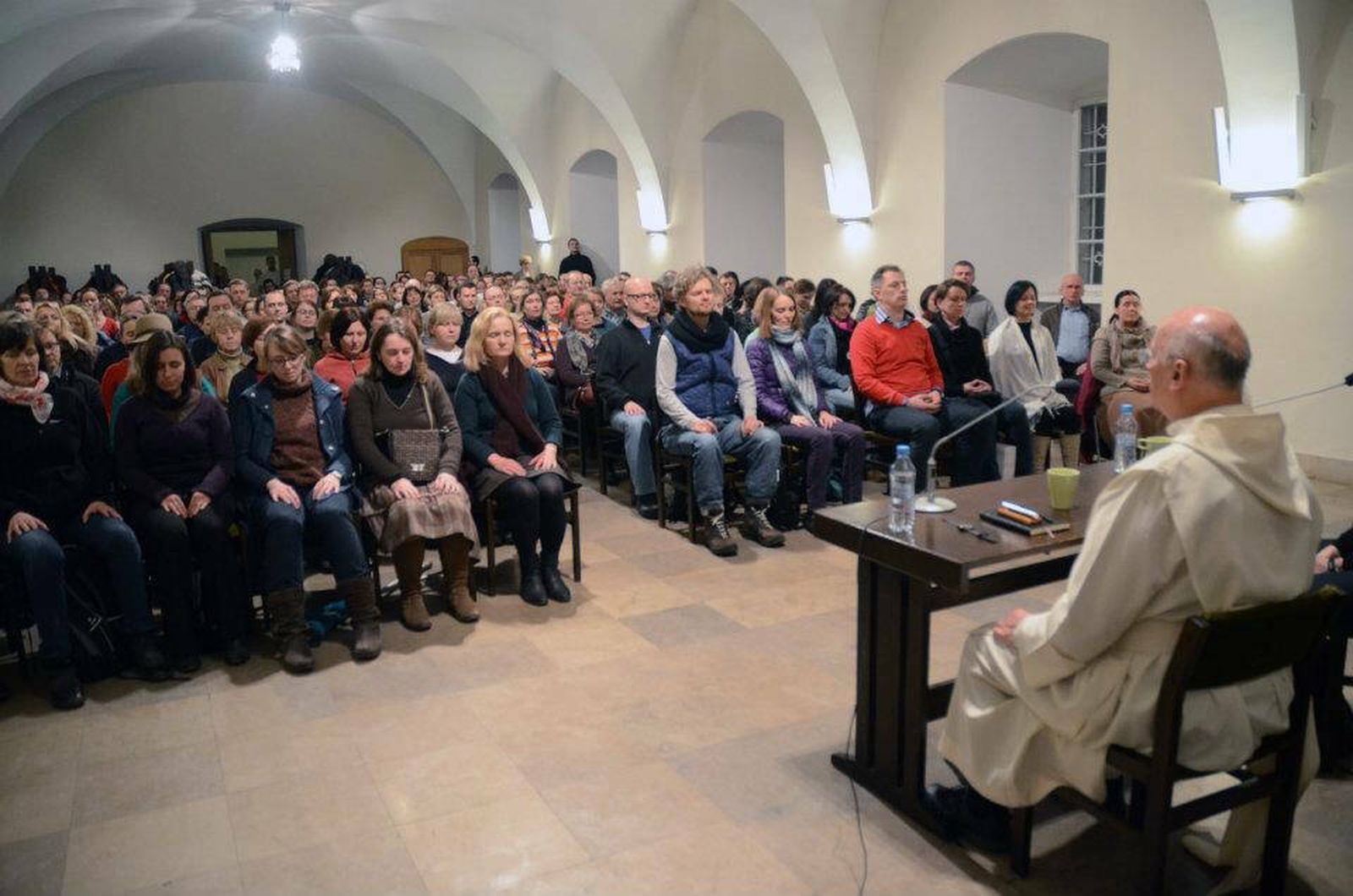 El padre Laurence Freeman dirige un retiro para un grupo de la Comunidad Mundial para la Meditación Cristiana