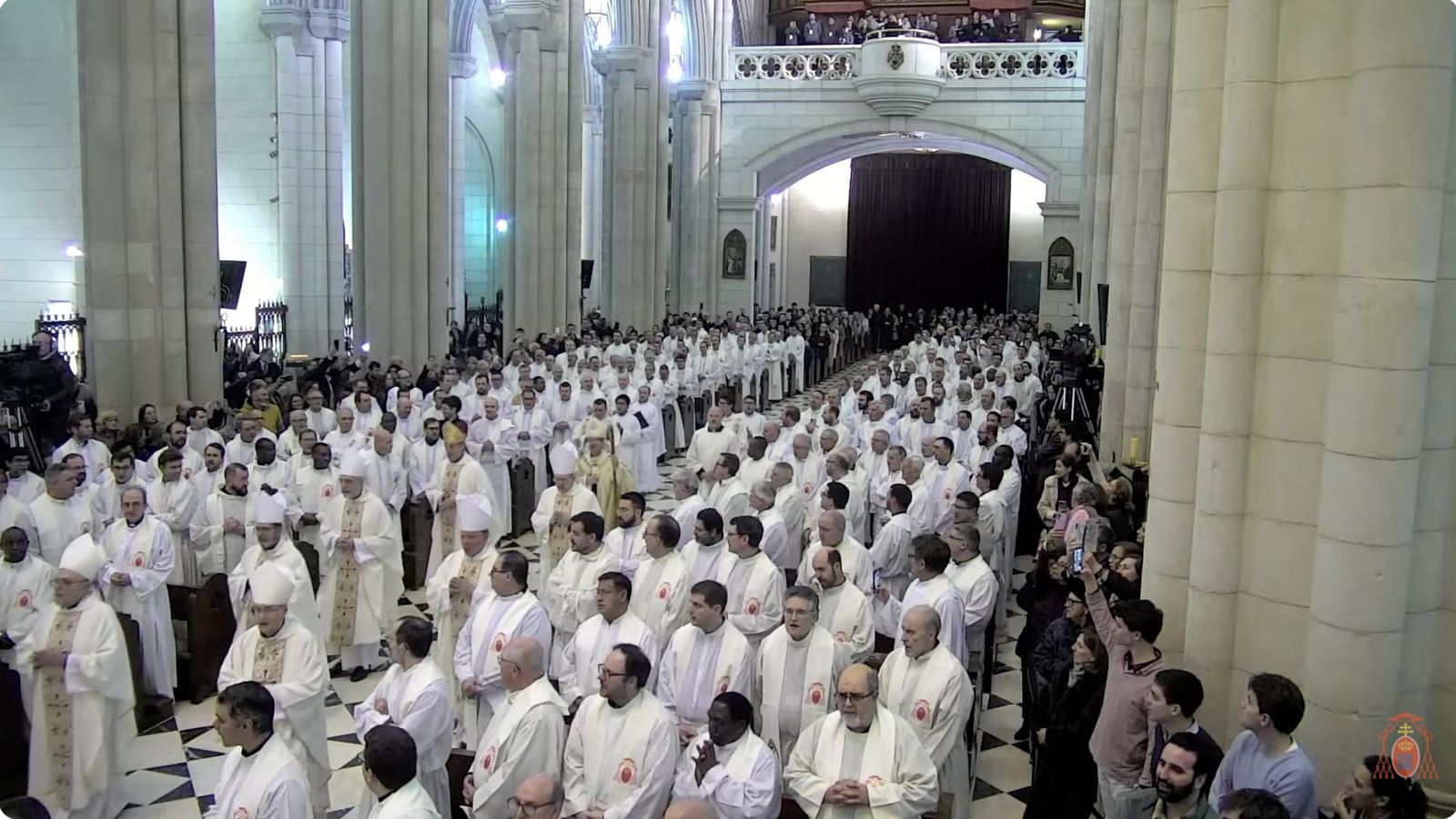 Los curas de Madrid, en la catedral de la Almudena