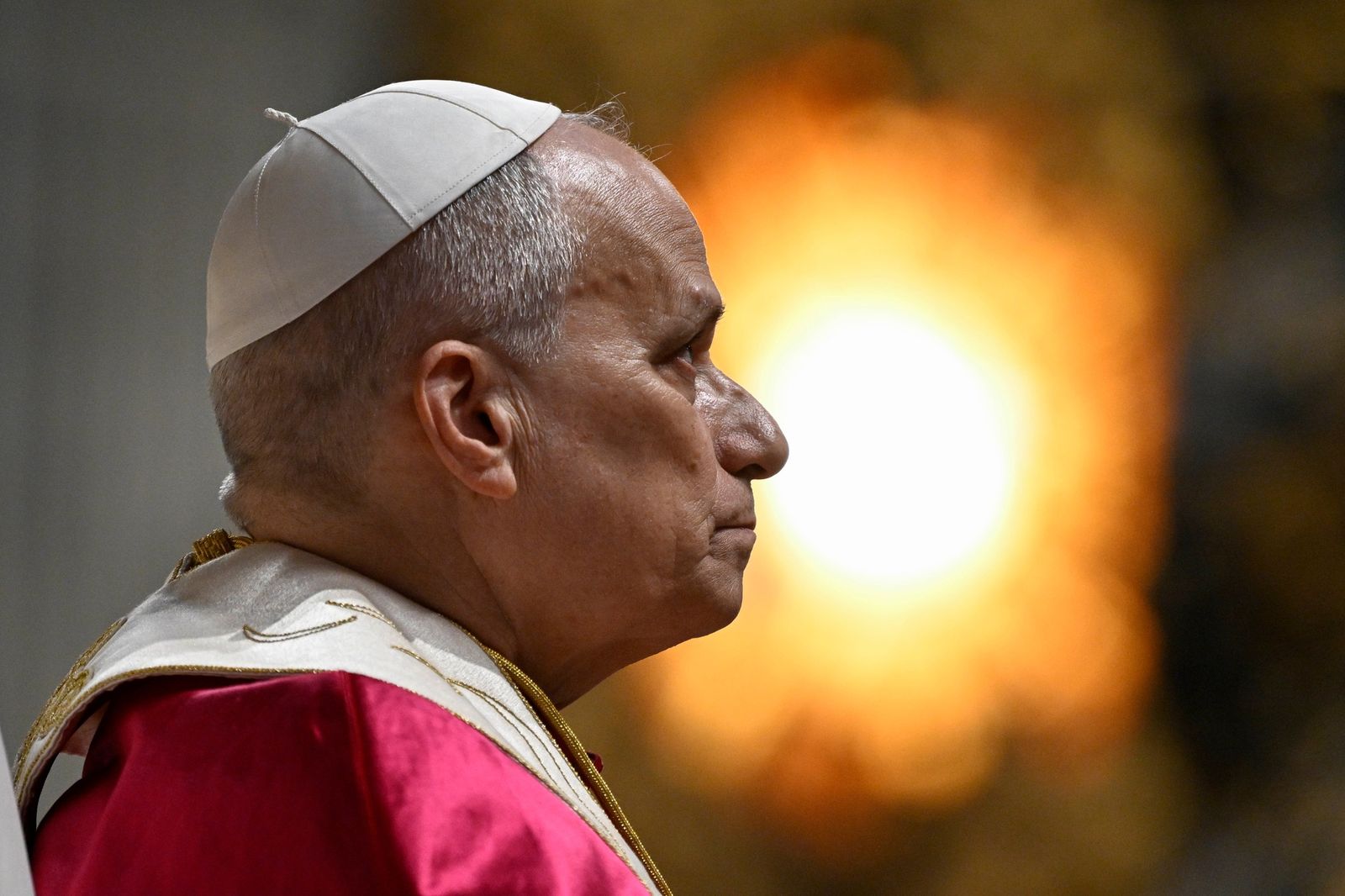Imagen del papa León XIV orando