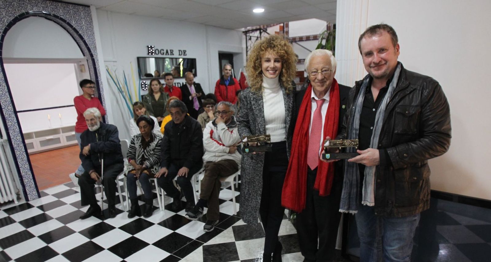 El padre Ángel, presidente de Mensajeros de la Paz, junto a los actores que han apadrinado el nuevo 'Hogar de Oportunidades'