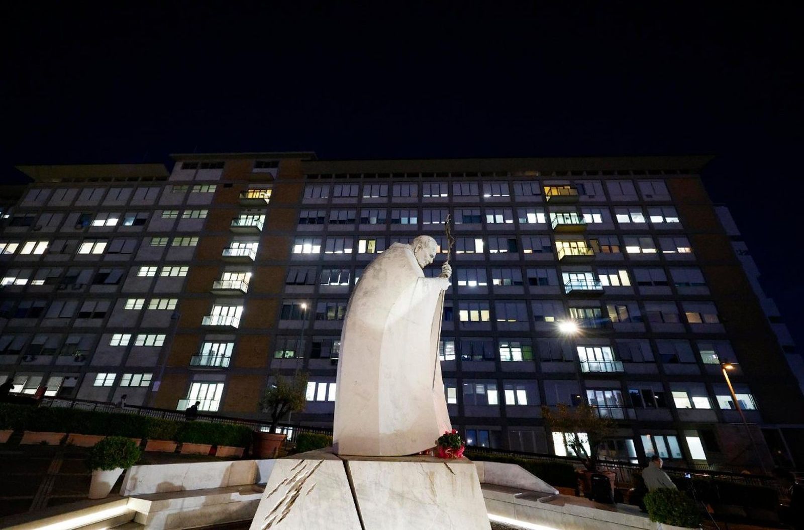 Ya es de noche en el Policlínico Gemelli
