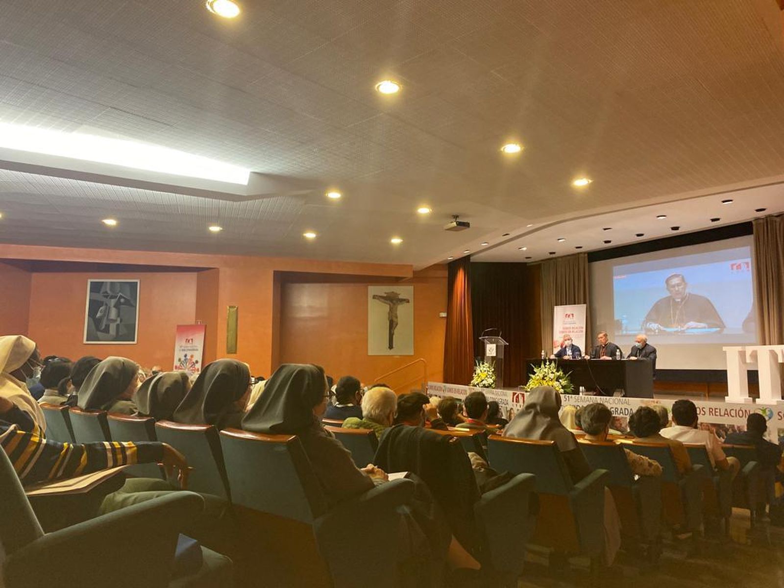 El público atiende a Ayuso