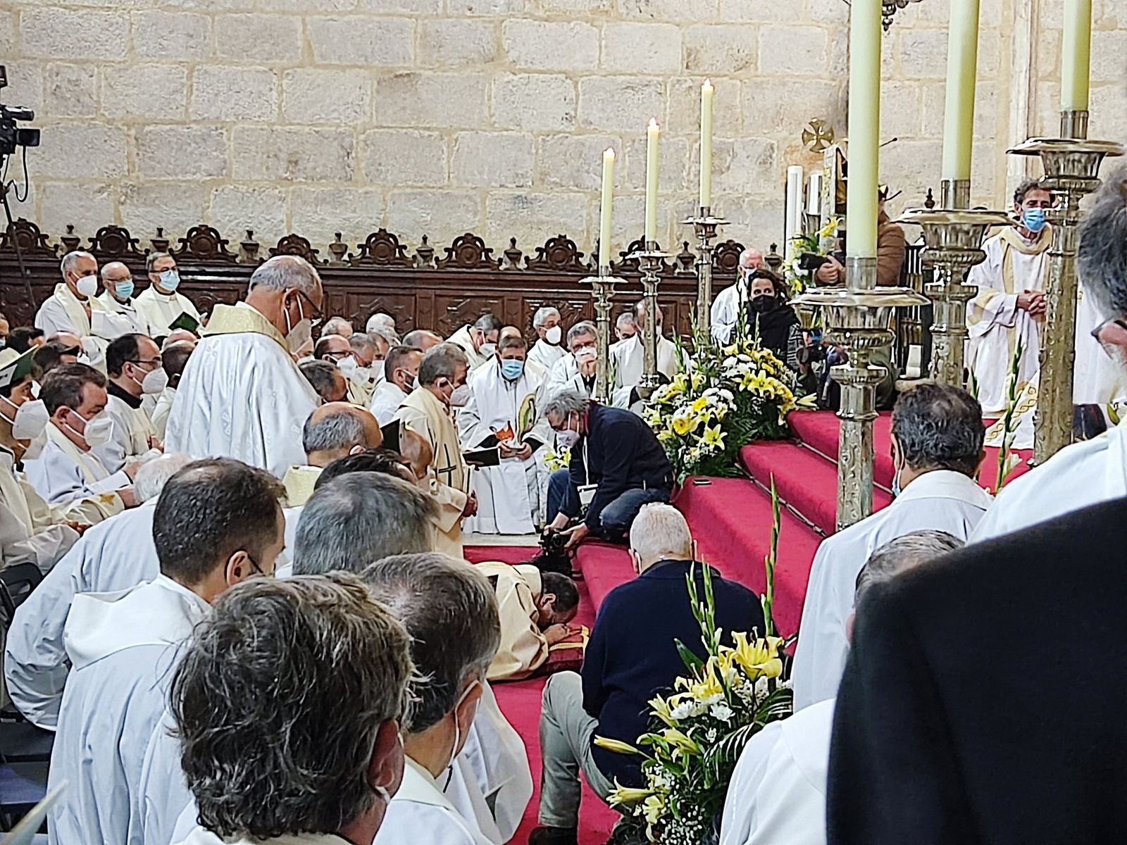 Jesús Pulido, postrado en el suelo de la catedral