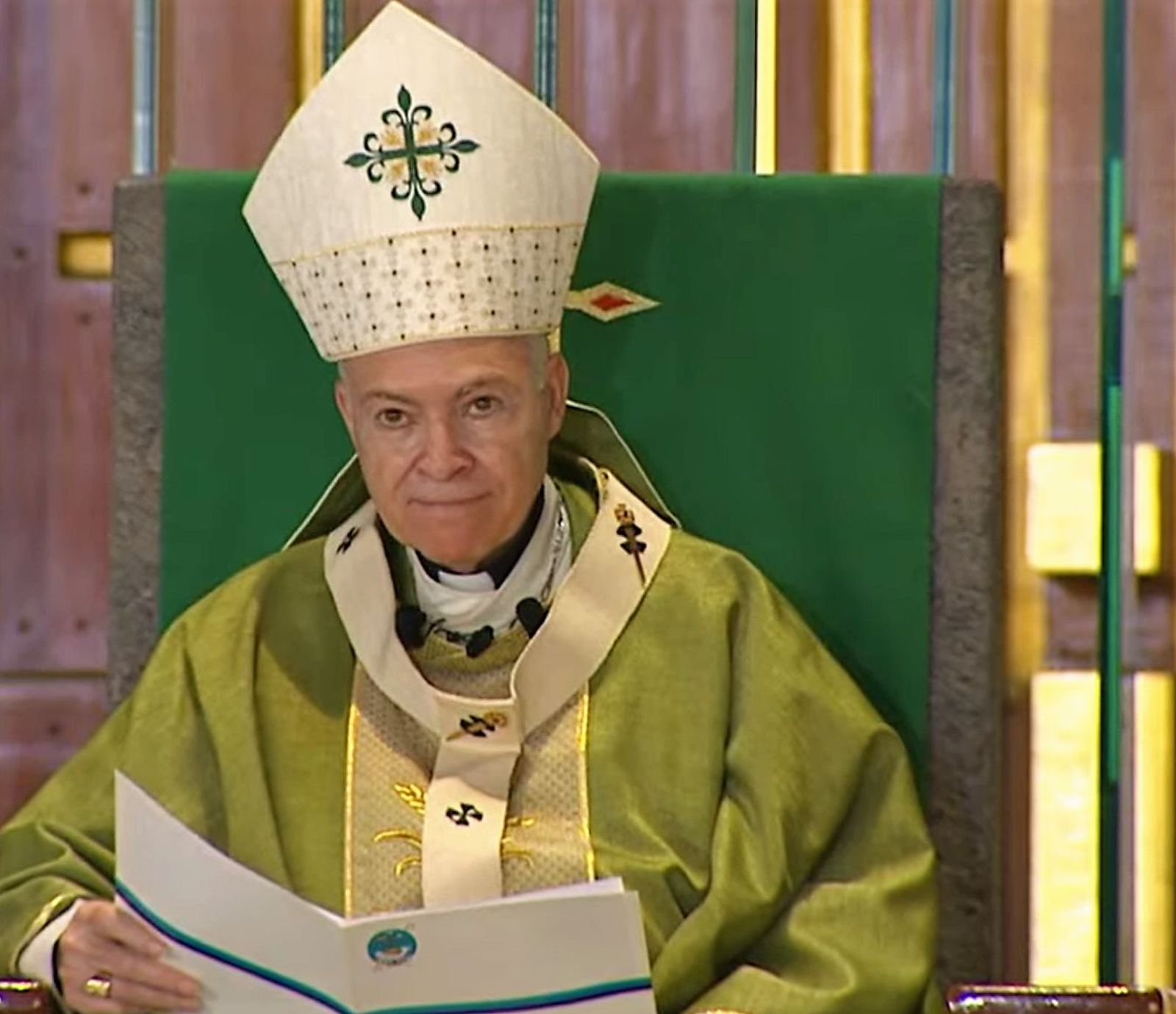 Arzobispo. Sin cubreboca.