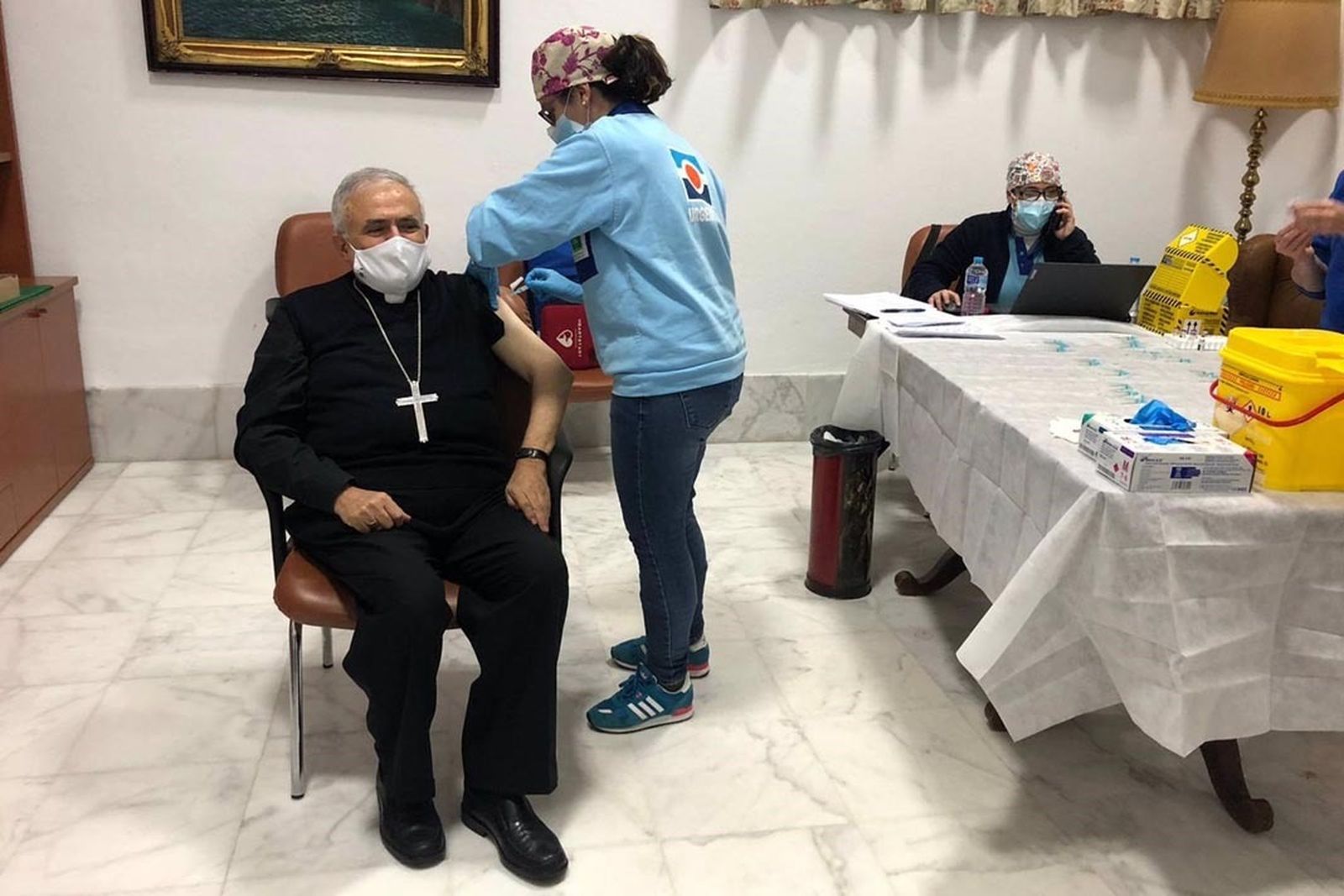 El obispo de Córdoba, primer prelado español en vacunarse contra el coronavirus