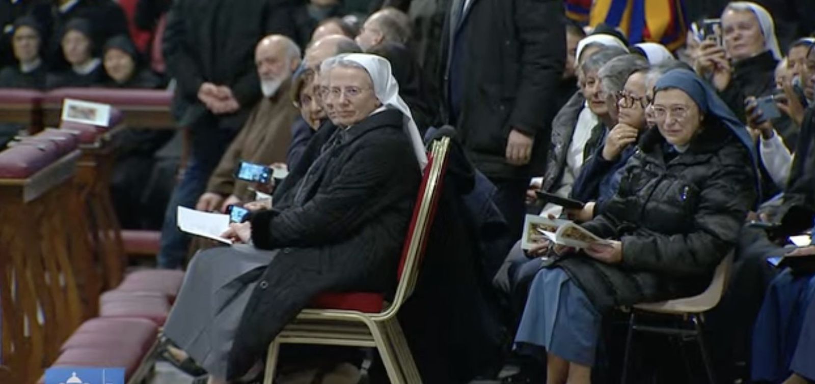 Religiosas escuchan al Papa en el Vaticano